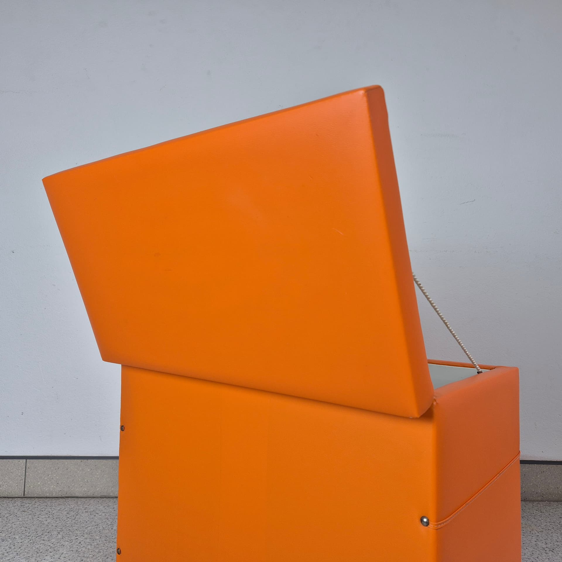 Kuferek, pomarańczowy winyl, Niemcy, lata 70. - 197879