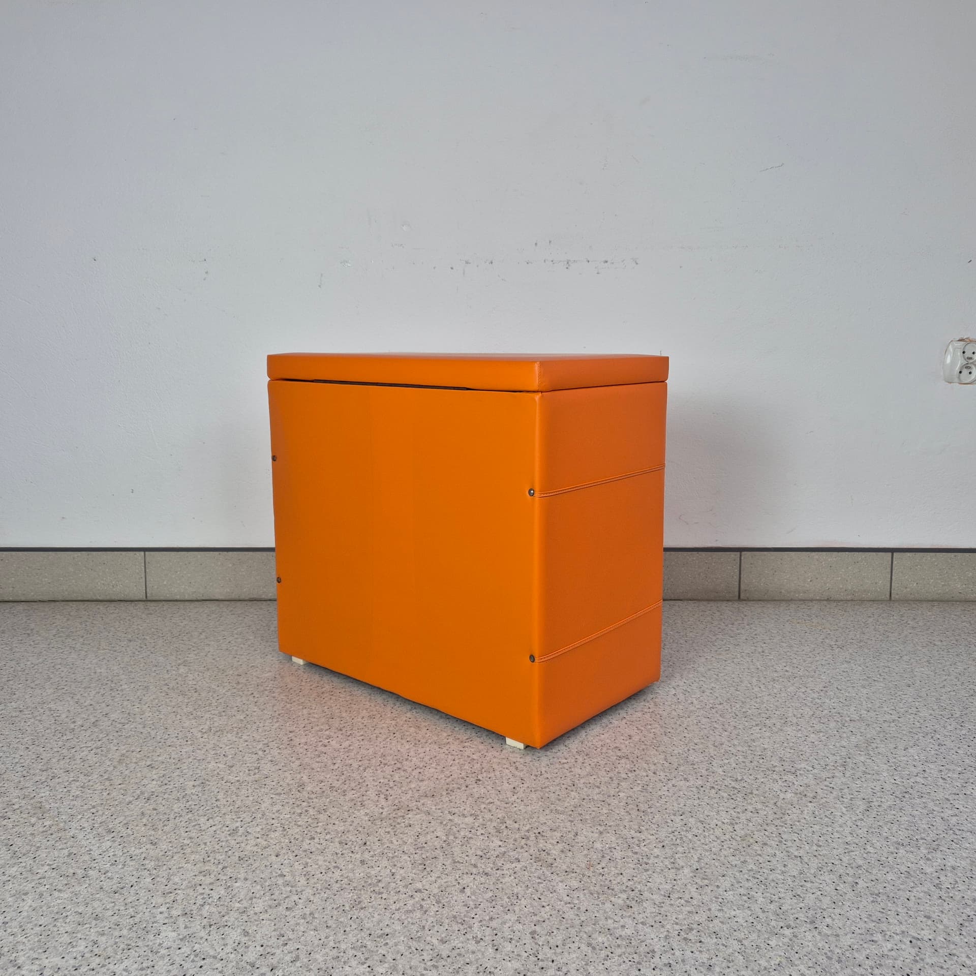 Kuferek, pomarańczowy winyl, Niemcy, lata 70. - 197877