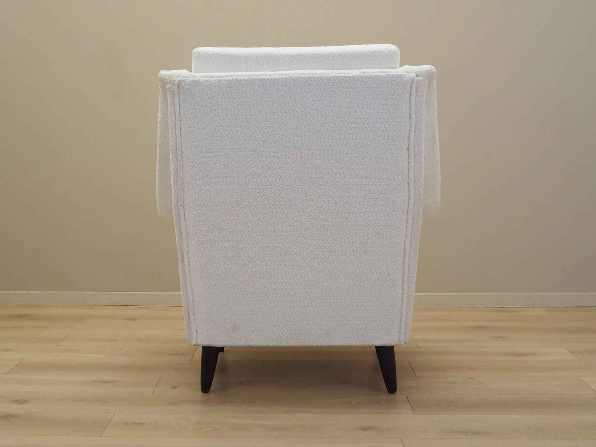 Fotel, tkanina biała, drewno brązowy, Dania, lata 70. - 13820