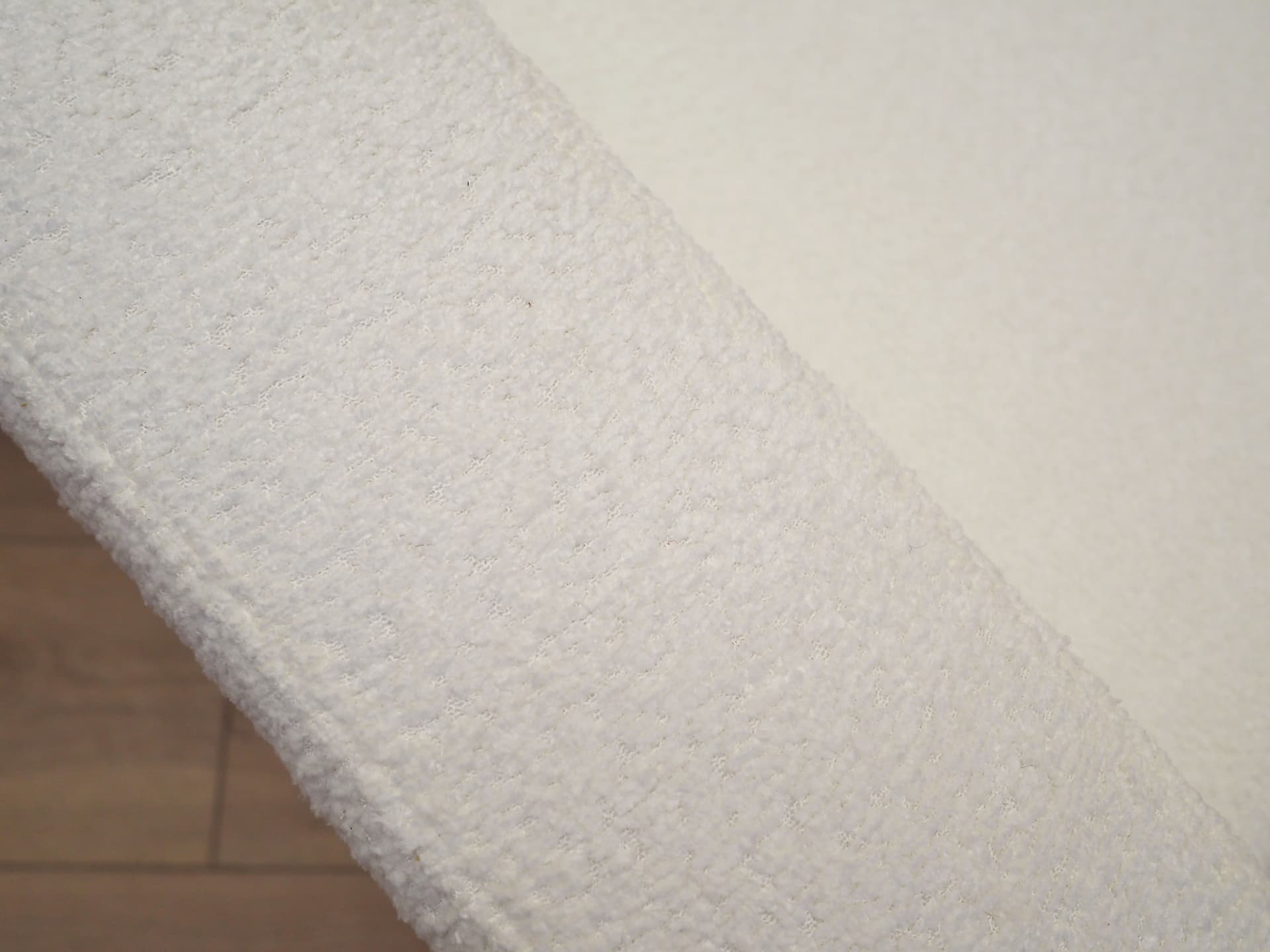 Fotel, tkanina biała, drewno brązowy, Dania, lata 70. - 76463