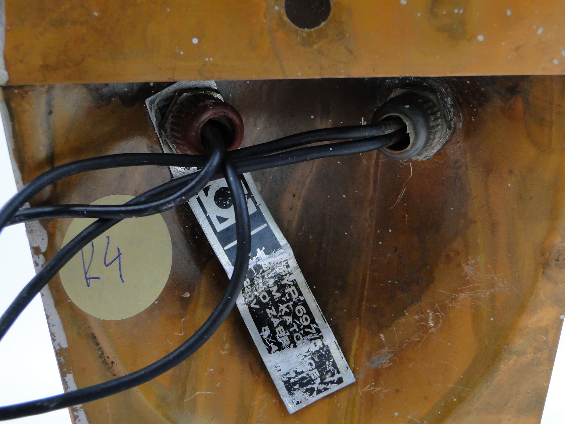 Kinkiet dwuramienny, złoty mosiądz, szkło transparentne, Polska, lata 70. - 1381