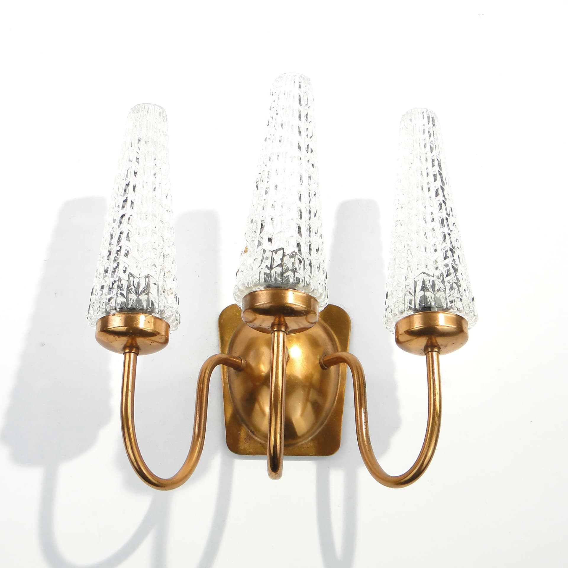 Kinkiet trójramienny, miedź, szkło, Polska, lata 70. - 1386