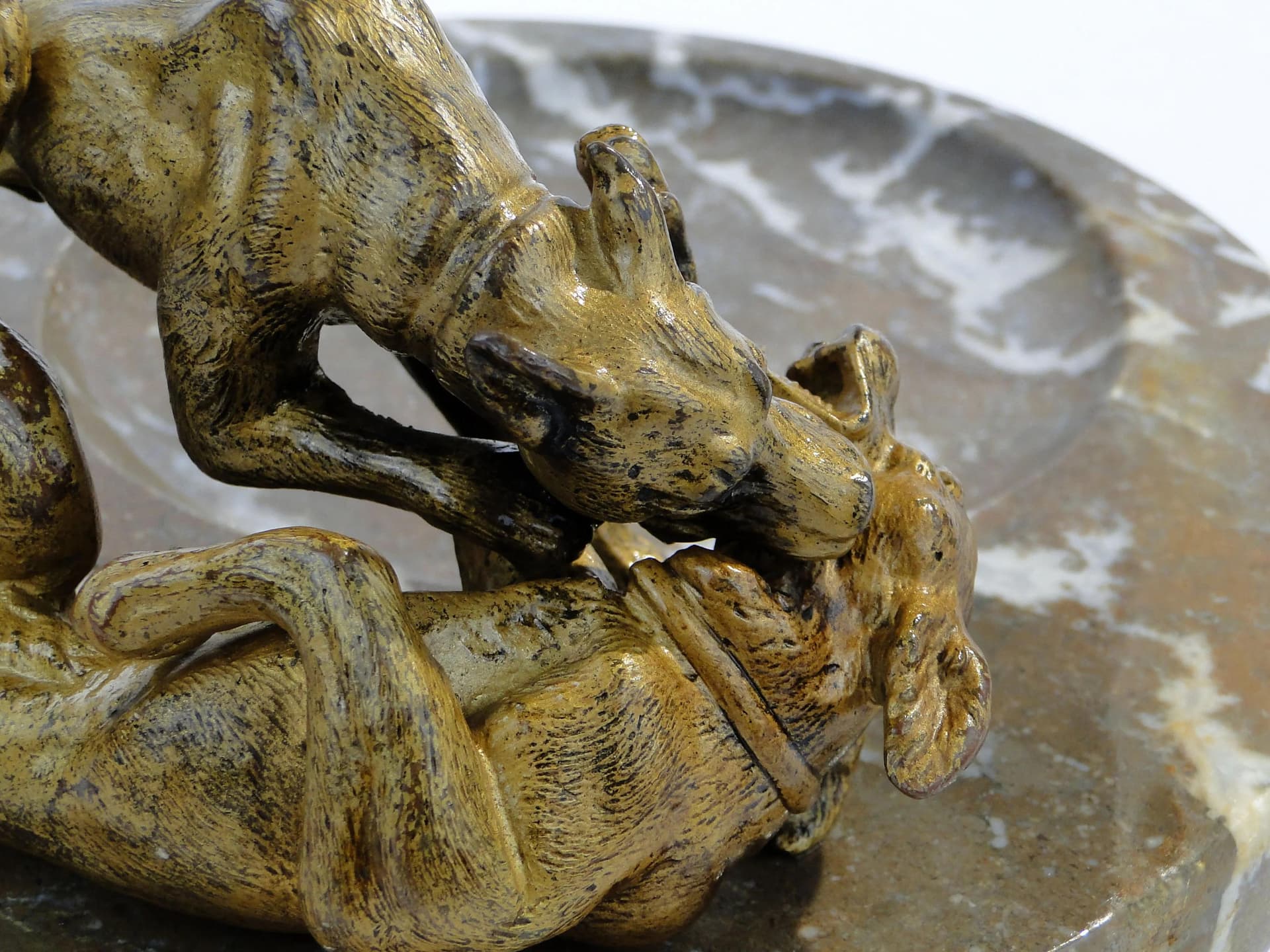 Calling card tray with fighting dogs figure, brown bronze, brown marble, Austria, early 20th c. - 14088