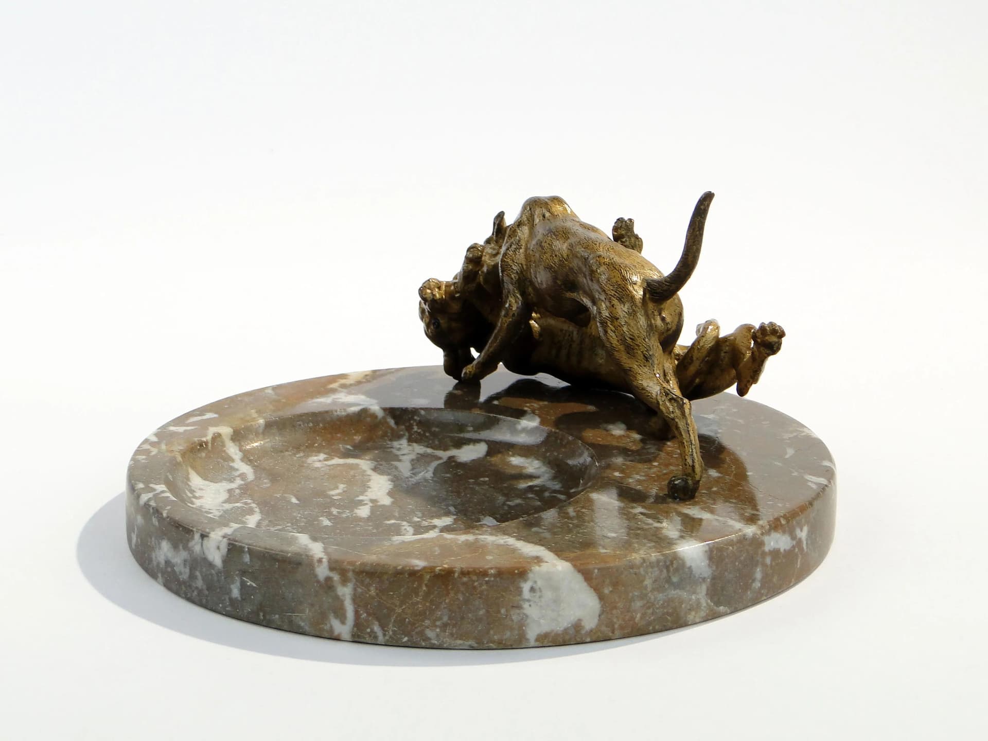 Calling card tray with fighting dogs figure, brown bronze, brown marble, Austria, early 20th c. - 14086