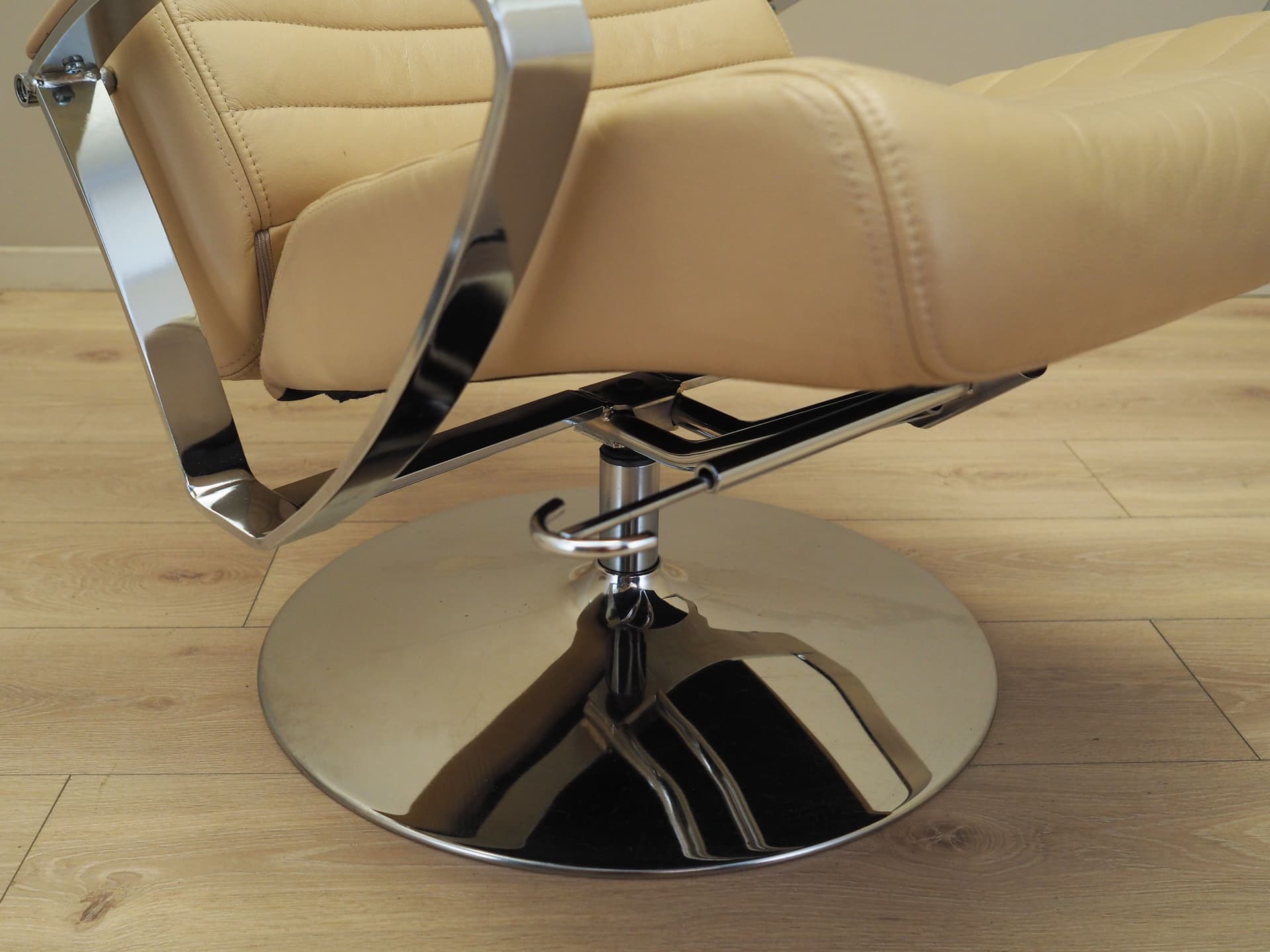 Lounge set armchair with ottoman, beige leather, chromed metal, Denmark, 1970s. - 76482