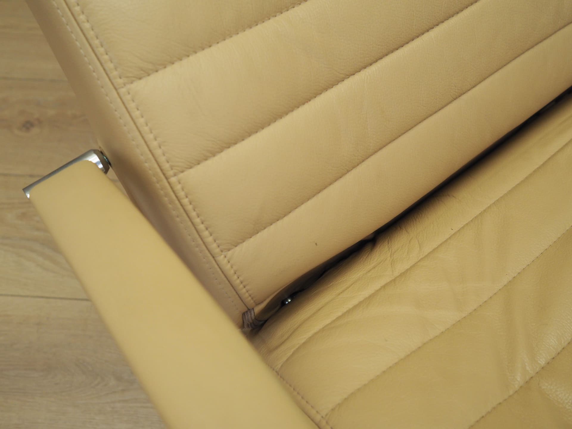 Lounge set armchair with ottoman, beige leather, chromed metal, Denmark, 1970s. - 76479