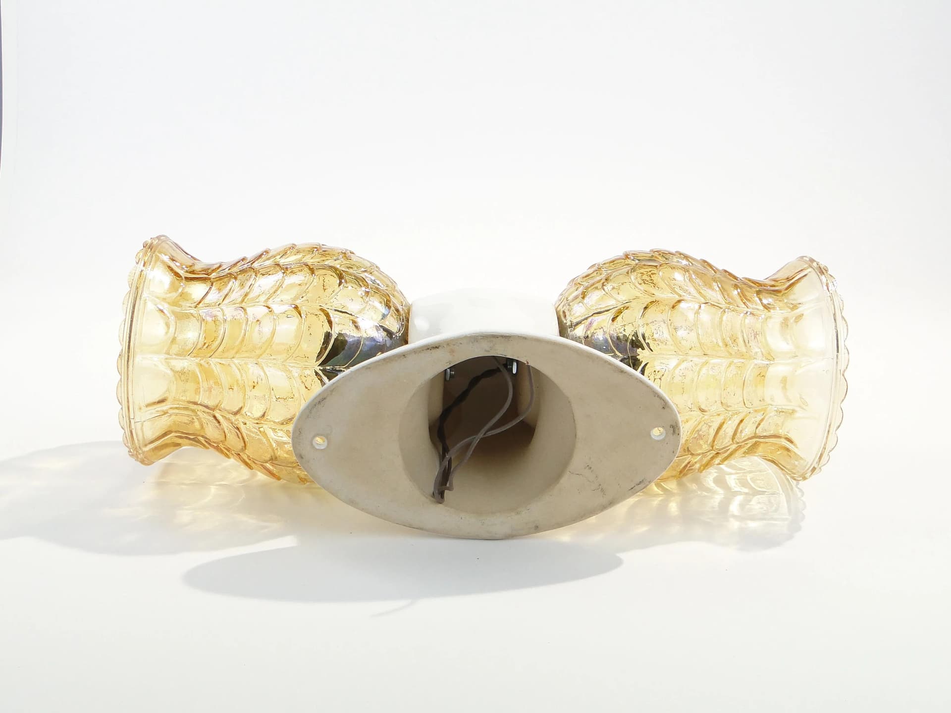 Kinkiet, ceramika ivory white, szkło bursztynowe, proj. K. Łaszkiewicz, Polska, lata 70. - 14173