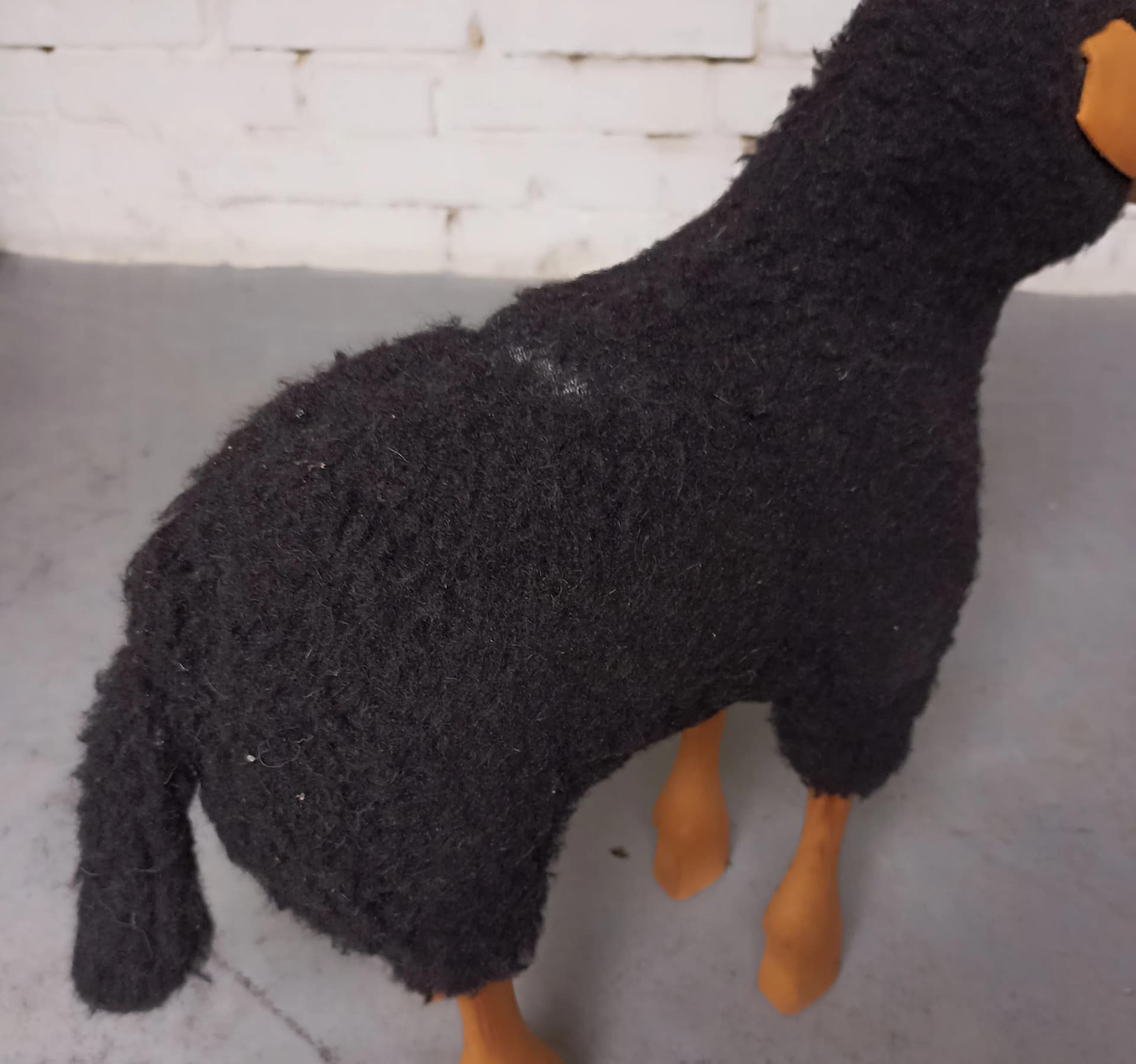 Figurka owca, czarna wełna, drewno brązowe, proj. H. P. Krafft, lata 70. - 14477