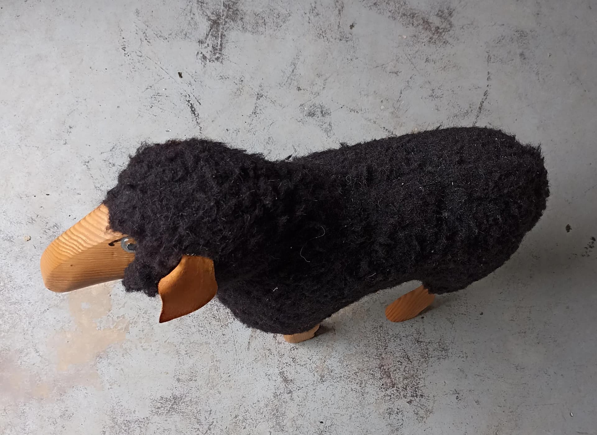 Figurka owca, czarna wełna, drewno brązowe, proj. H. P. Krafft, lata 70. - 14472