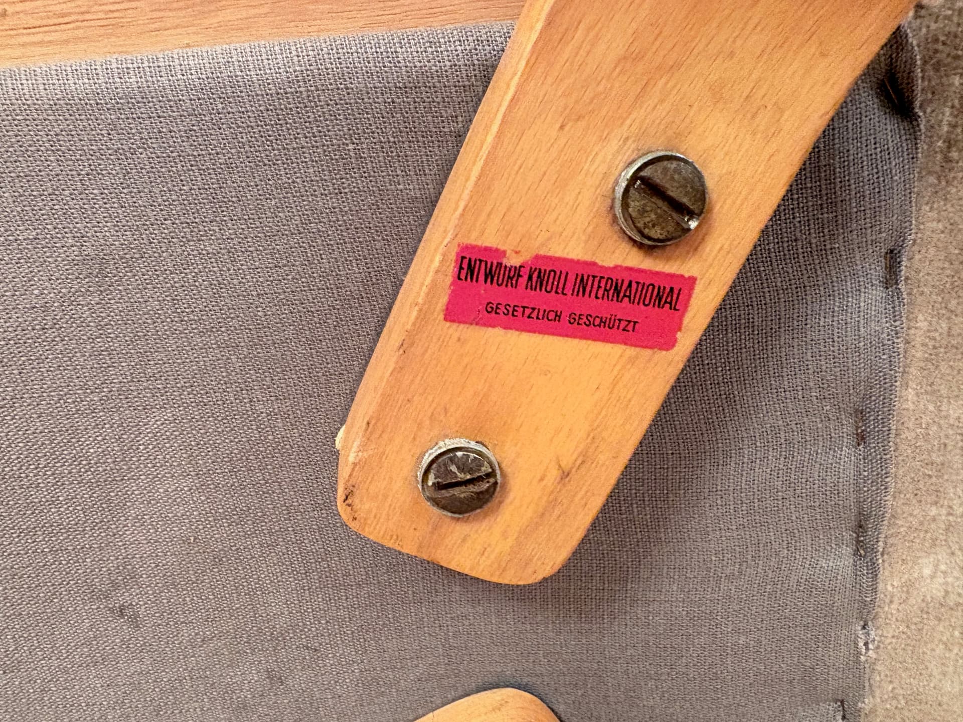 Krzesło Executive, beżowa tkanina, drewno miodowy, proj. E. Saarinen, Knoll, USA, lata 50. - 201919