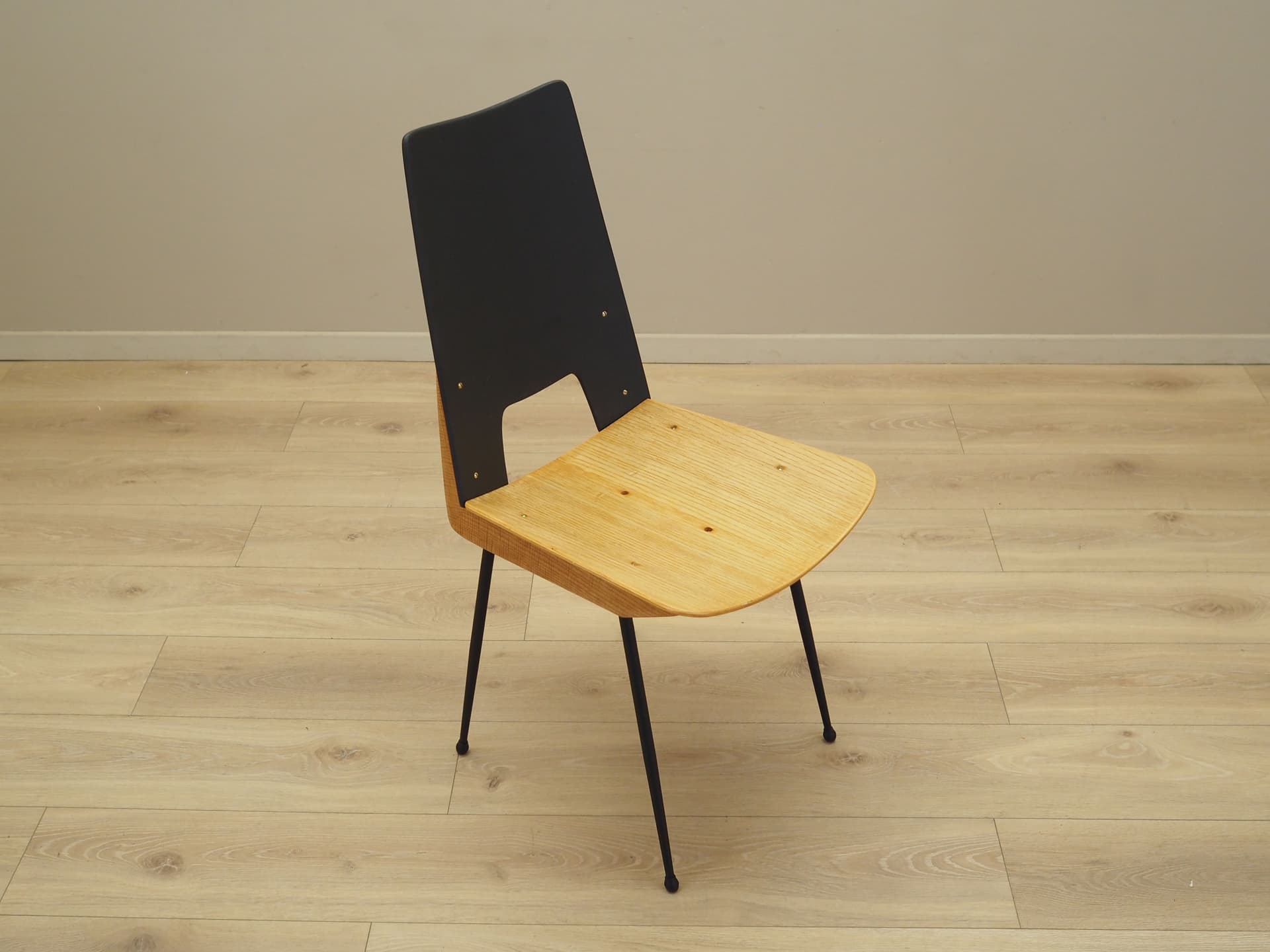 Komplet sześciu krzeseł, sklejka brzozowa naturalna, metal czarny, tkanina zielony, proj. C. Ratti, Włochy, lata 50. - 77226