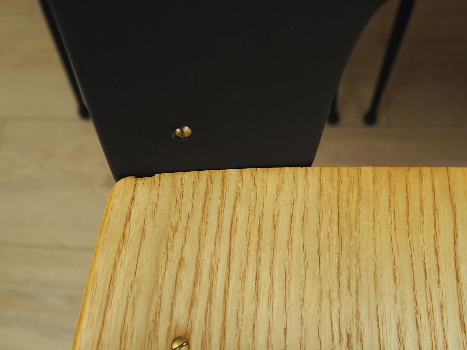 Komplet sześciu krzeseł, sklejka brzozowa naturalna, metal czarny, tkanina zielony, proj. C. Ratti, Włochy, lata 50. - 14810