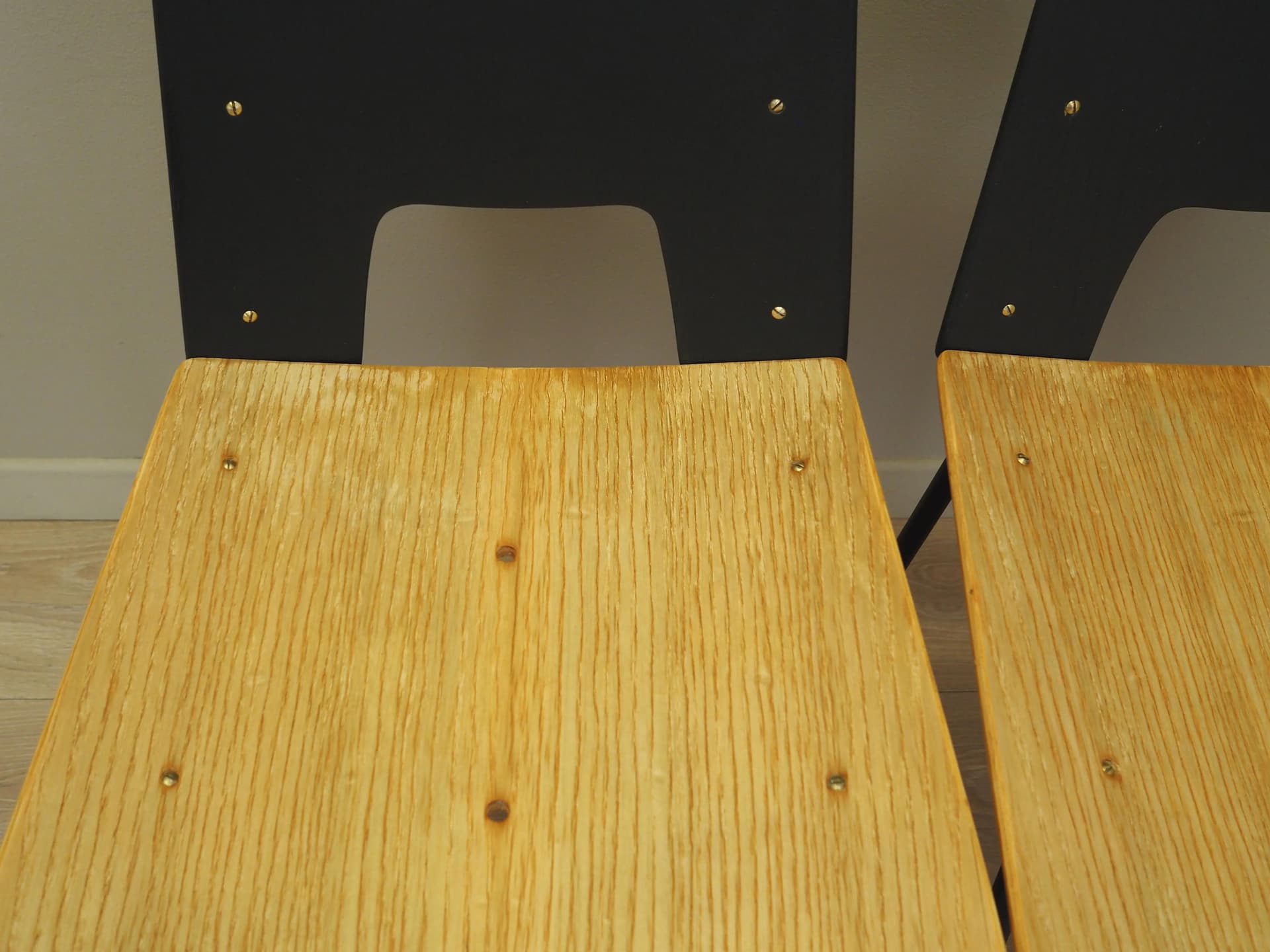 Komplet sześciu krzeseł, sklejka brzozowa naturalna, metal czarny, tkanina zielony, proj. C. Ratti, Włochy, lata 50. - 14811