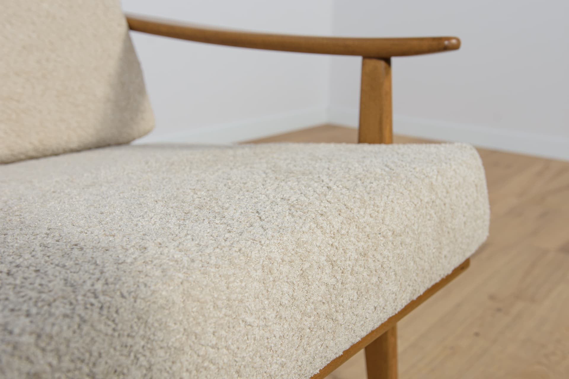 Para foteli Model 5825, boucle kremowy, buk, Polska, lata 60. - 204081