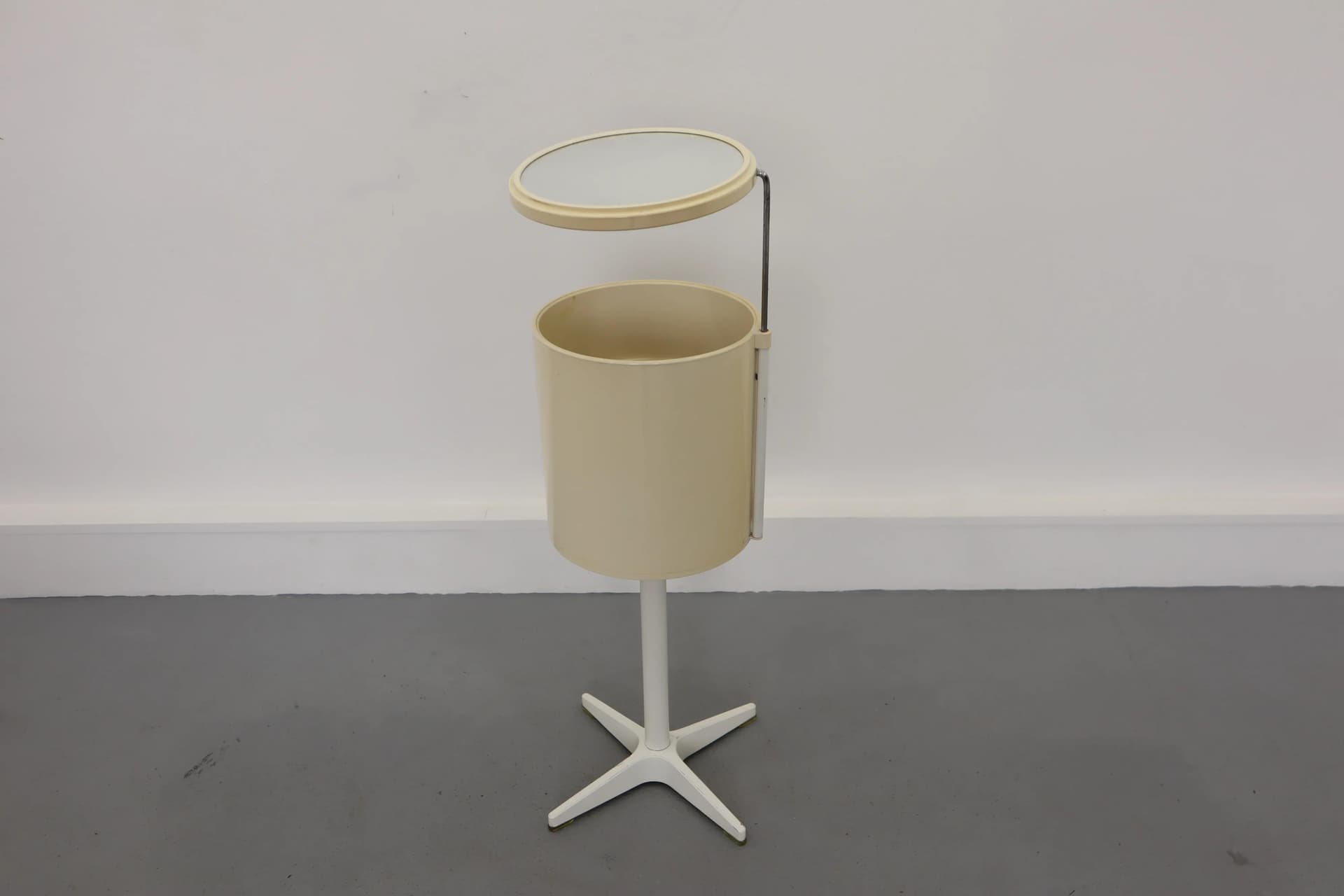 Toaletka z lusterkiem, beżowy plastik, Polska, lata 70. - 14834