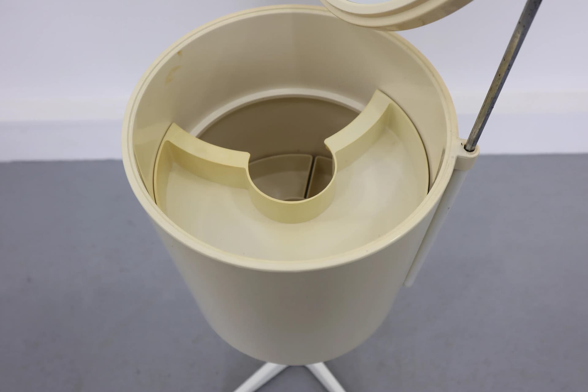 Toaletka z lusterkiem, beżowy plastik, Polska, lata 70. - 14836