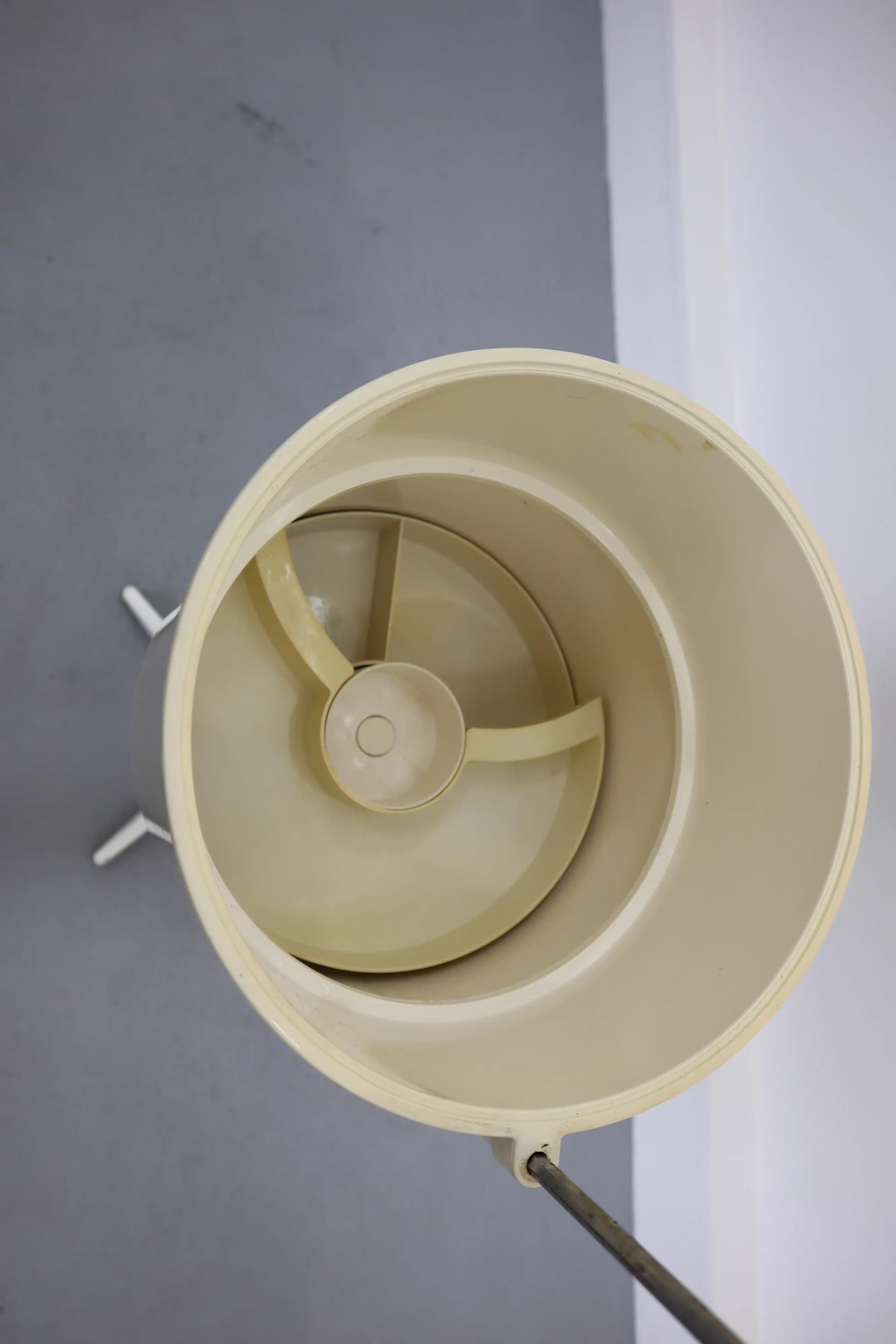 Toaletka z lusterkiem, beżowy plastik, Polska, lata 70. - 14841