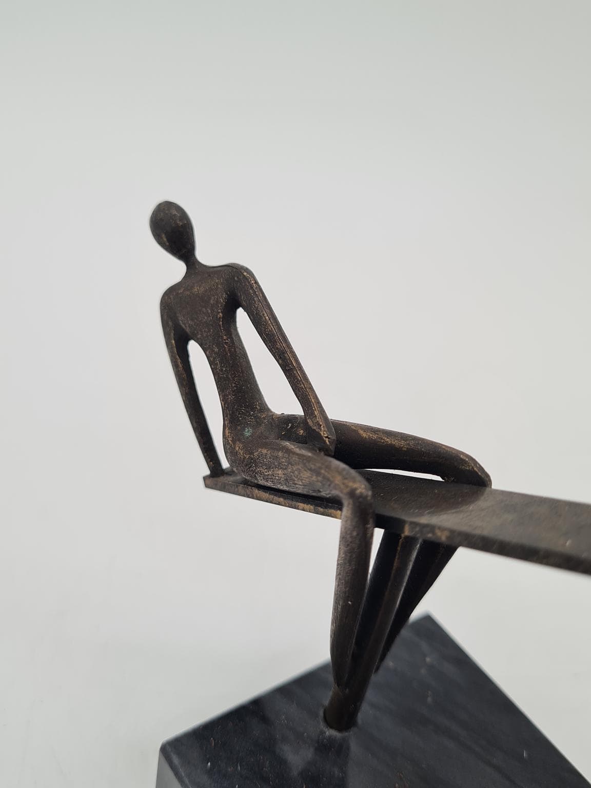 Stara rzeźba figuralna przedstawiająca scenę równowagi w patynowanym metalu, lata 70. XX wieku - 206090