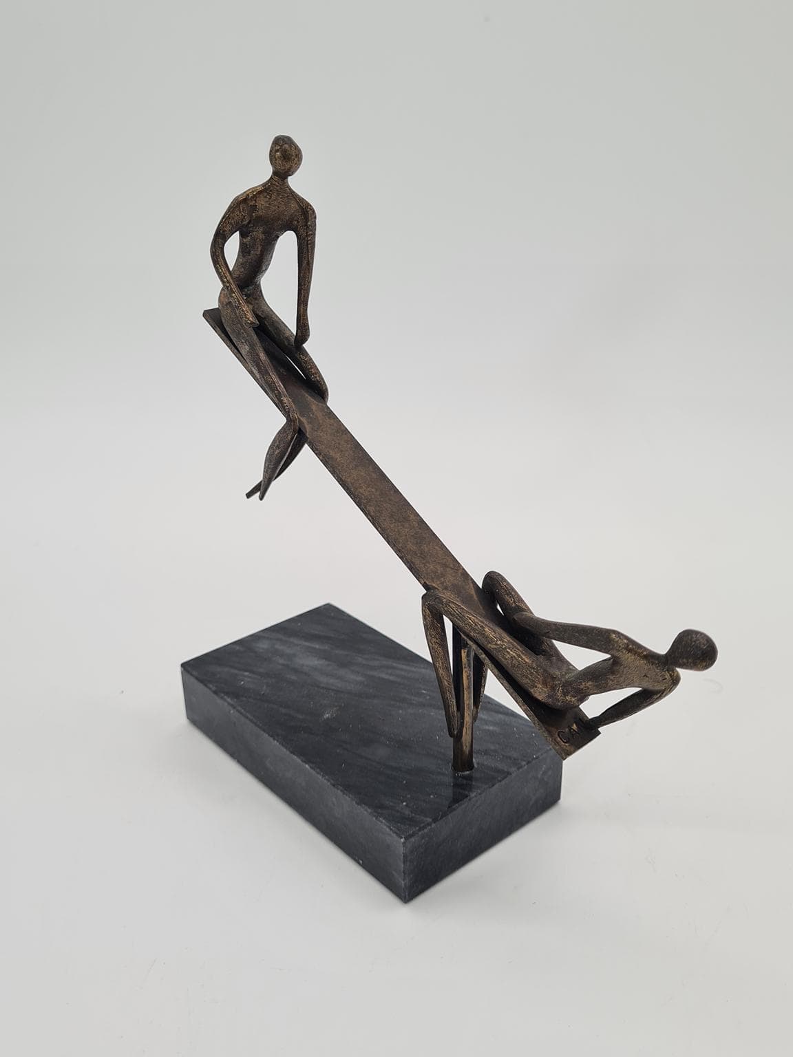 Stara rzeźba figuralna przedstawiająca scenę równowagi w patynowanym metalu, lata 70. XX wieku - 206088
