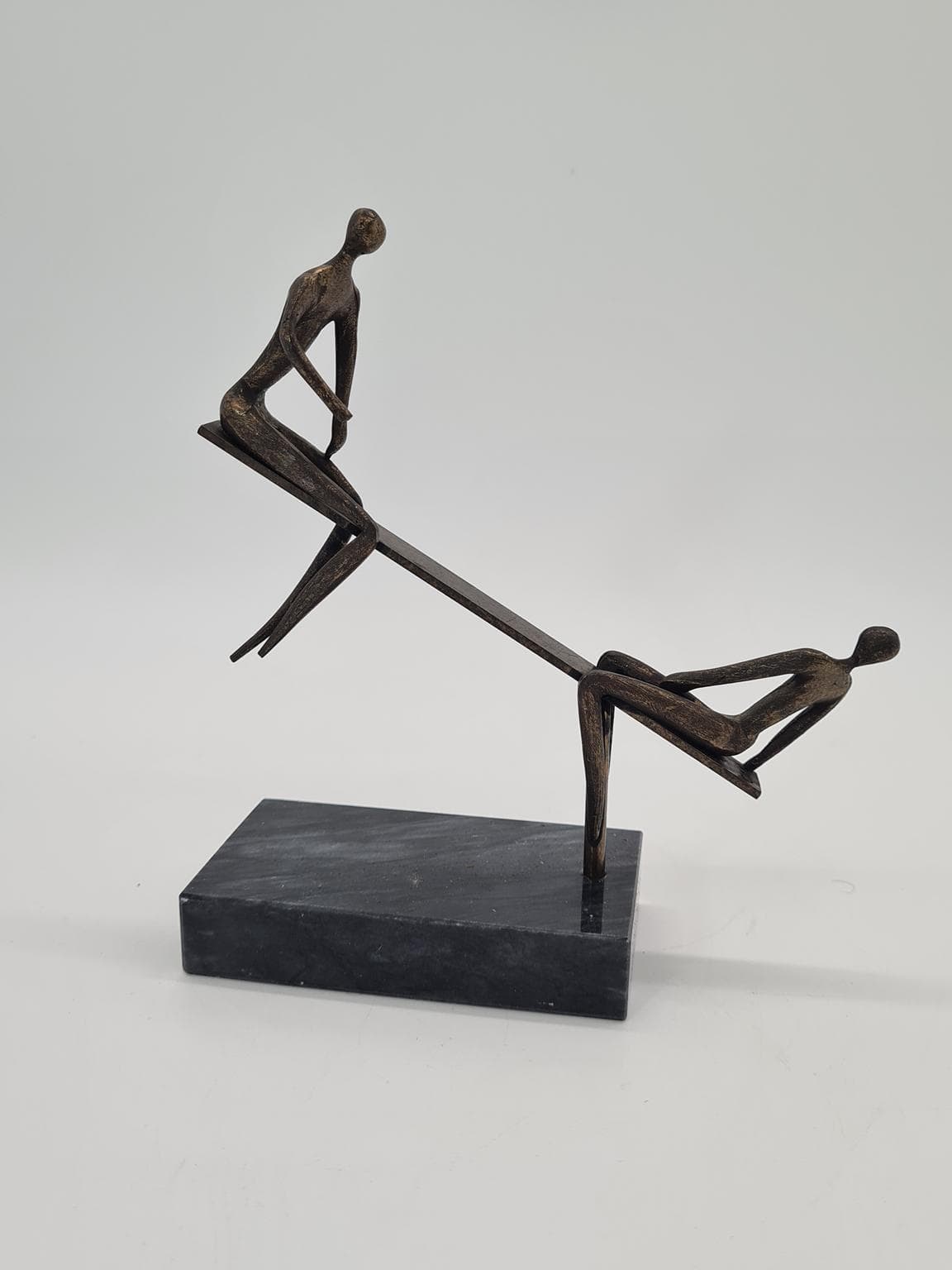 Stara rzeźba figuralna przedstawiająca scenę równowagi w patynowanym metalu, lata 70. XX wieku - 206086