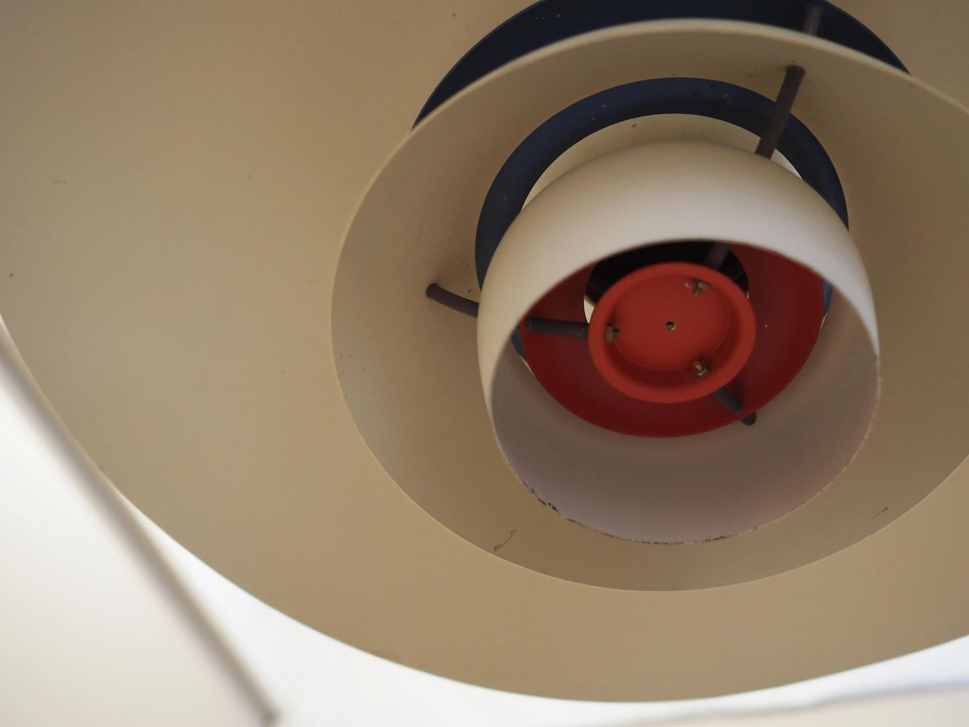 Lampa wisząca PH 5, metal biały multikolor, proj. P. Henningsen, dla Louis Poulsen, Dania, lata 70. - 14986