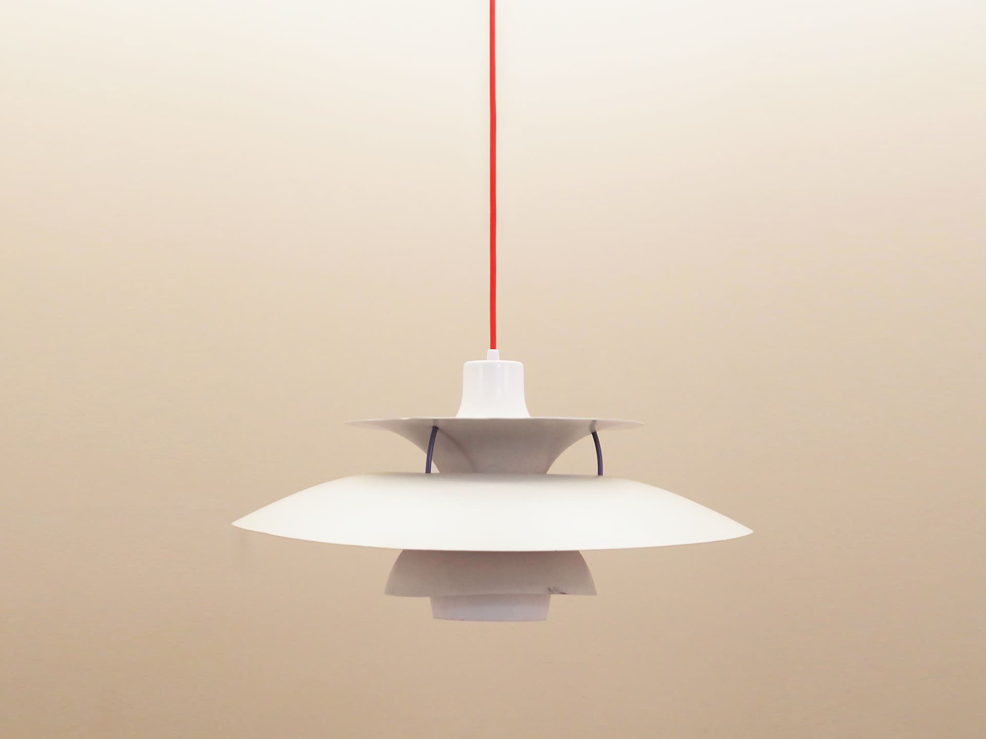 Lampa wisząca PH 5, metal biały multikolor, proj. P. Henningsen, dla Louis Poulsen, Dania, lata 70. - 77211