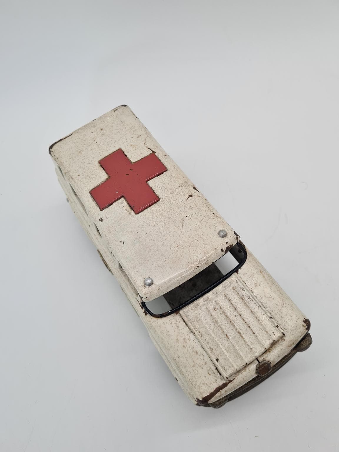 Metalowy model ambulansu, lata 50. i 60. XX wieku - 207185