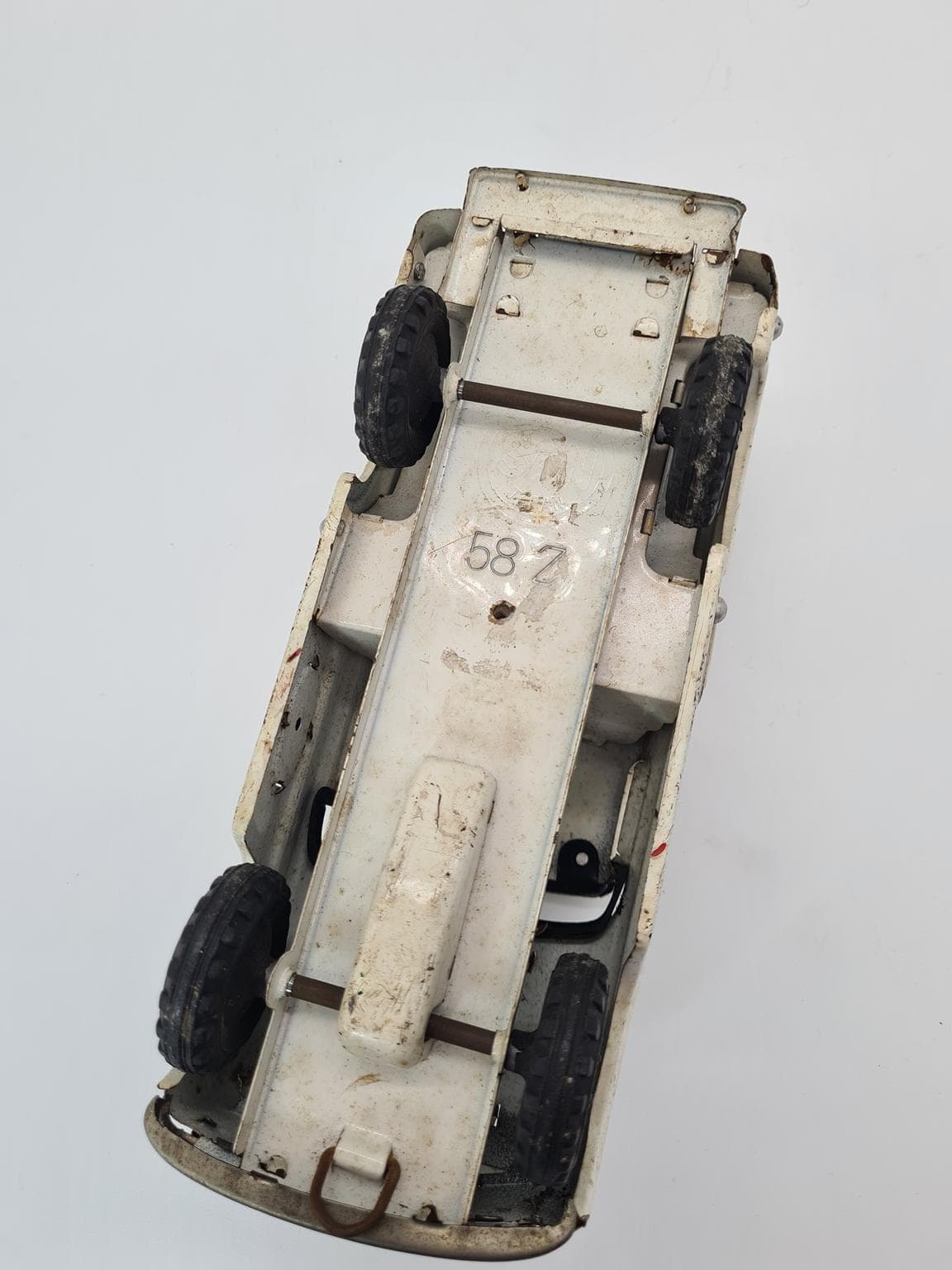 Metalowy model ambulansu, lata 50. i 60. XX wieku - 207186