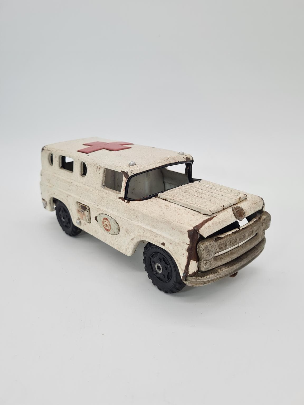 Metalowy model ambulansu, lata 50. i 60. XX wieku - 207183