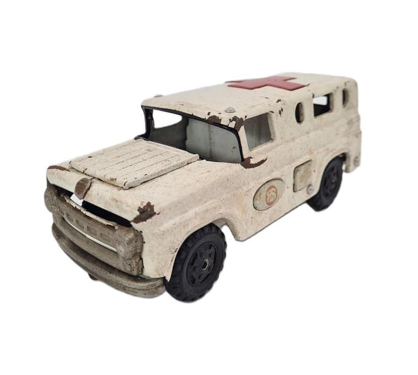 Metalowy model ambulansu, lata 50. i 60. XX wieku