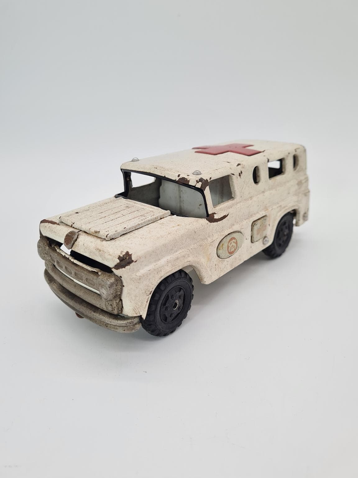 Metalowy model ambulansu, lata 50. i 60. XX wieku - 207178