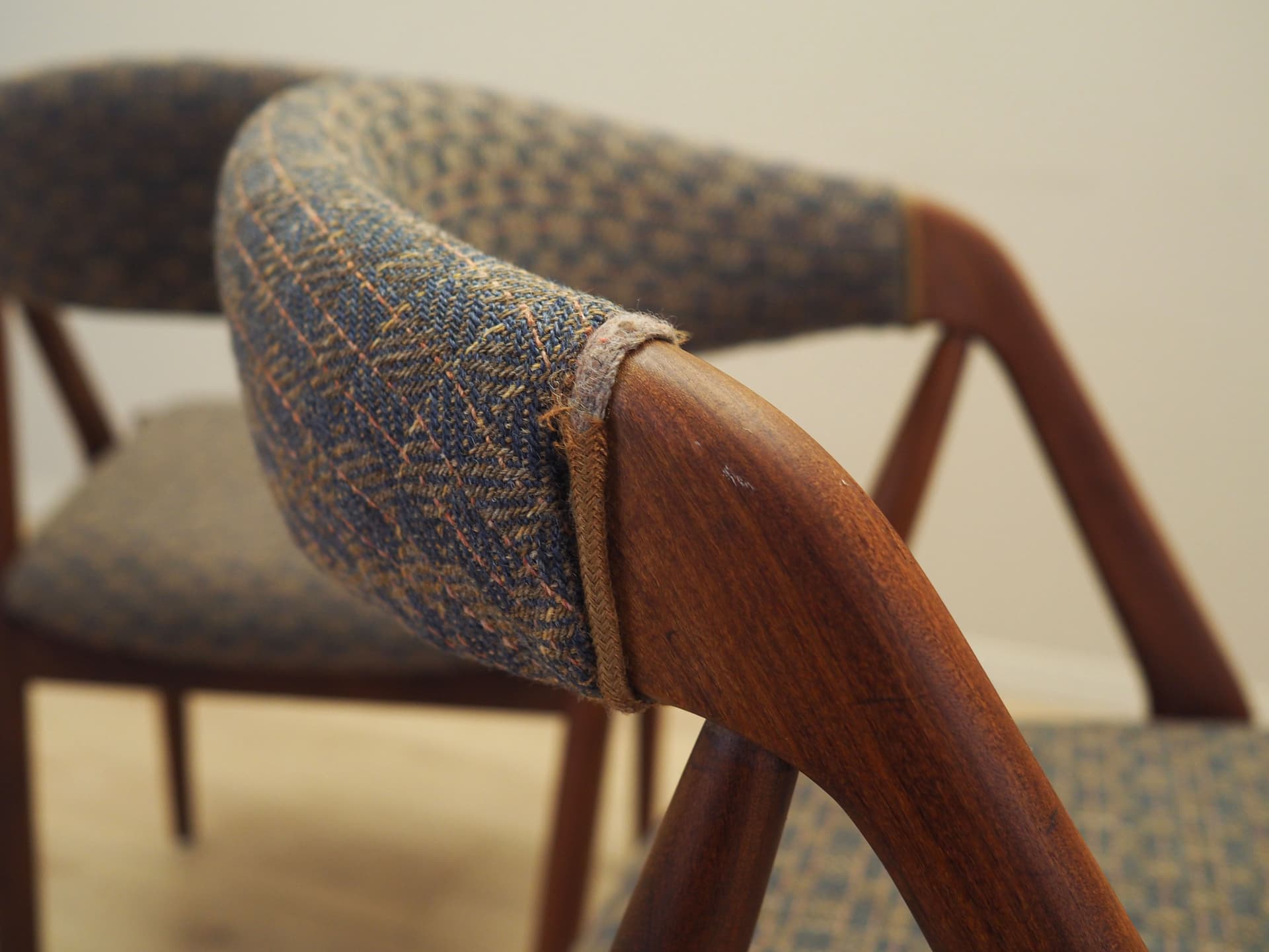 Komplet trzech krzeseł Model 31, teak brązowy, proj. K. Kristiansen, Dania, lata 70. - 77203