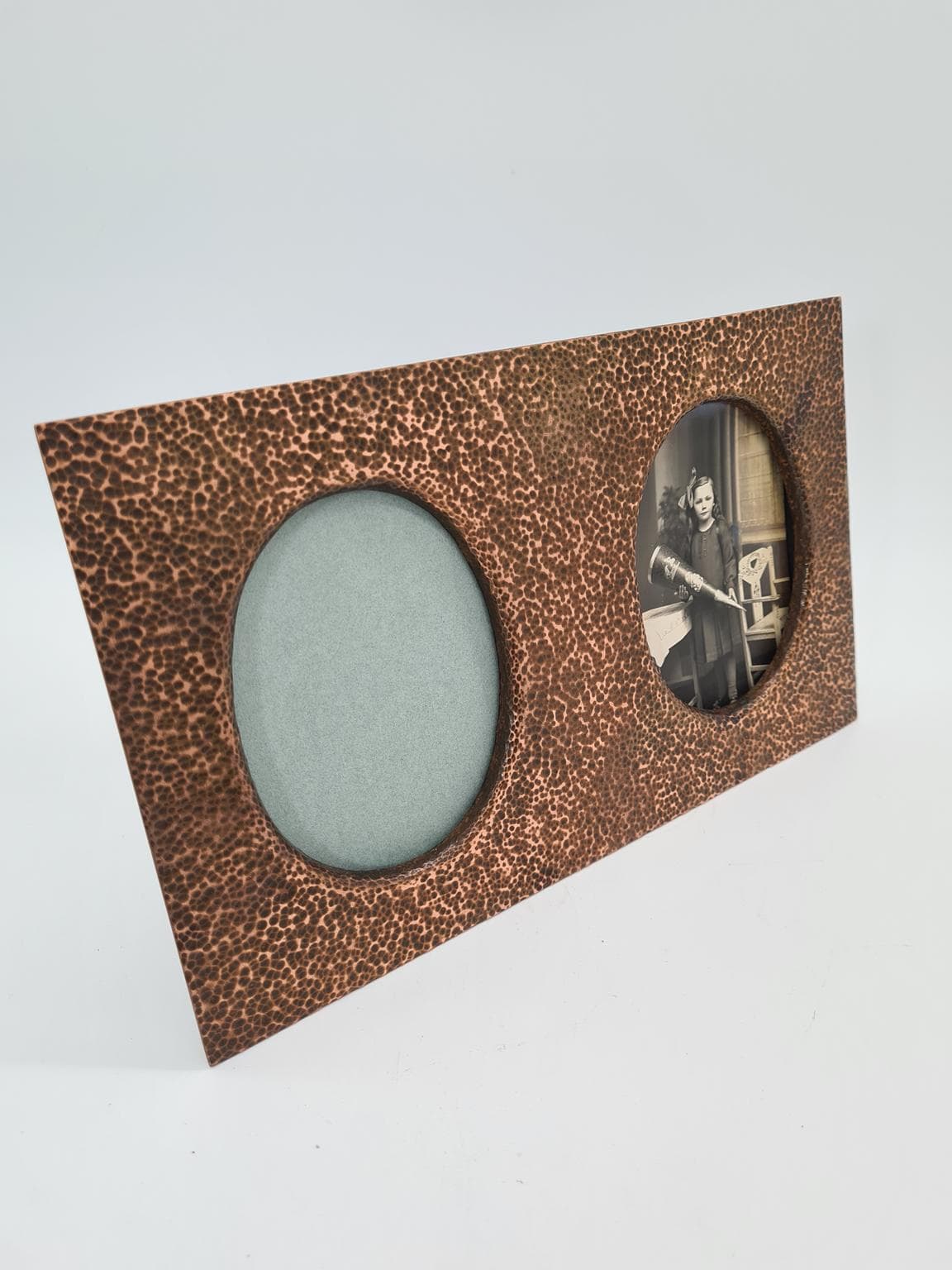 Stara, brutalistyczna, tłoczona miedziana ramka na 2 zdjęcia, lata 70. XX wieku - 207465