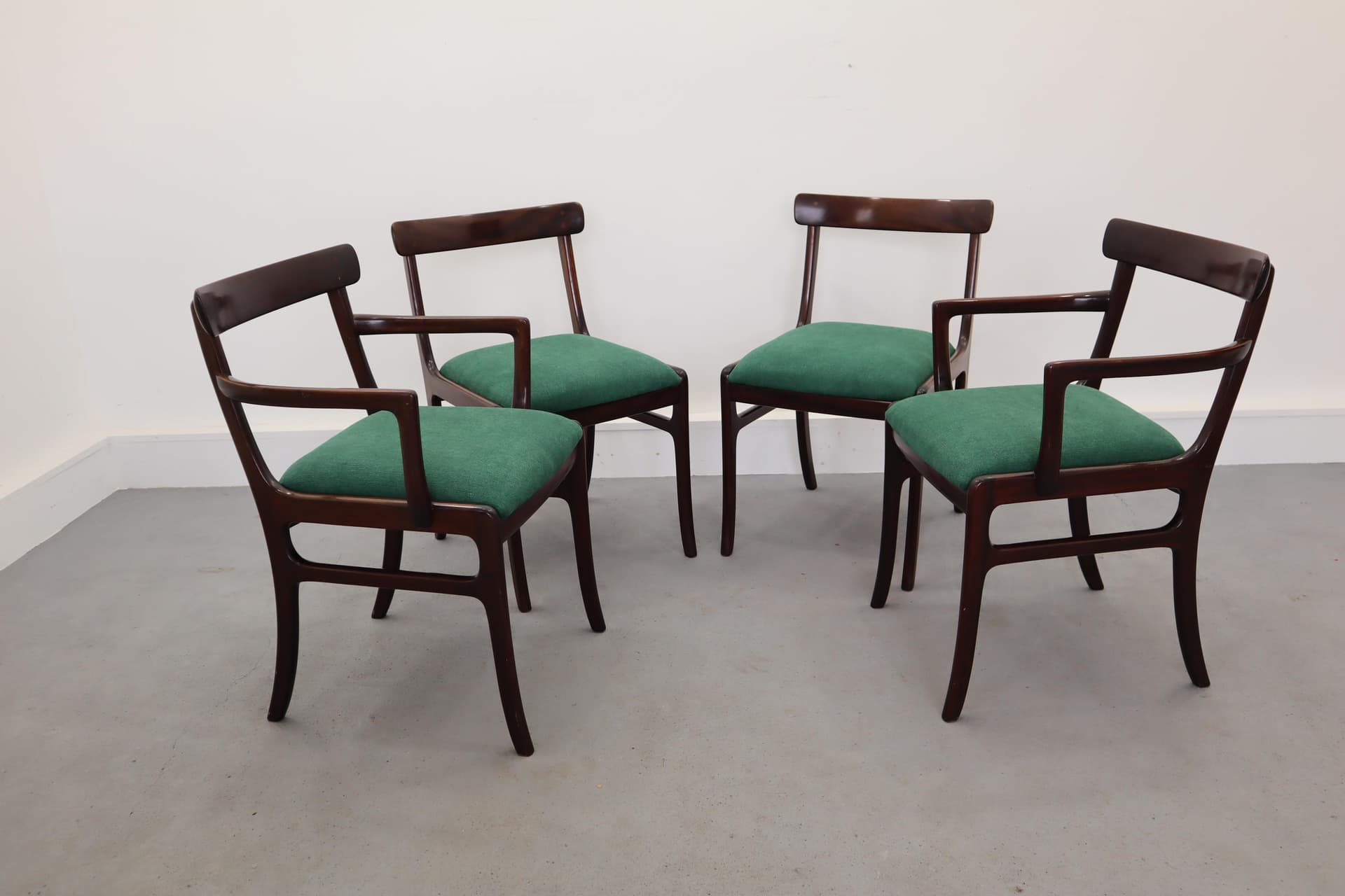 Komplet czterech krzeseł Rungstedlund, mahoń ciemny, tkanina butelkowa zieleń, proj. O. Wanscher, Poul Jeppesens Møbelfabrik, Dania, lata 60. - 15015