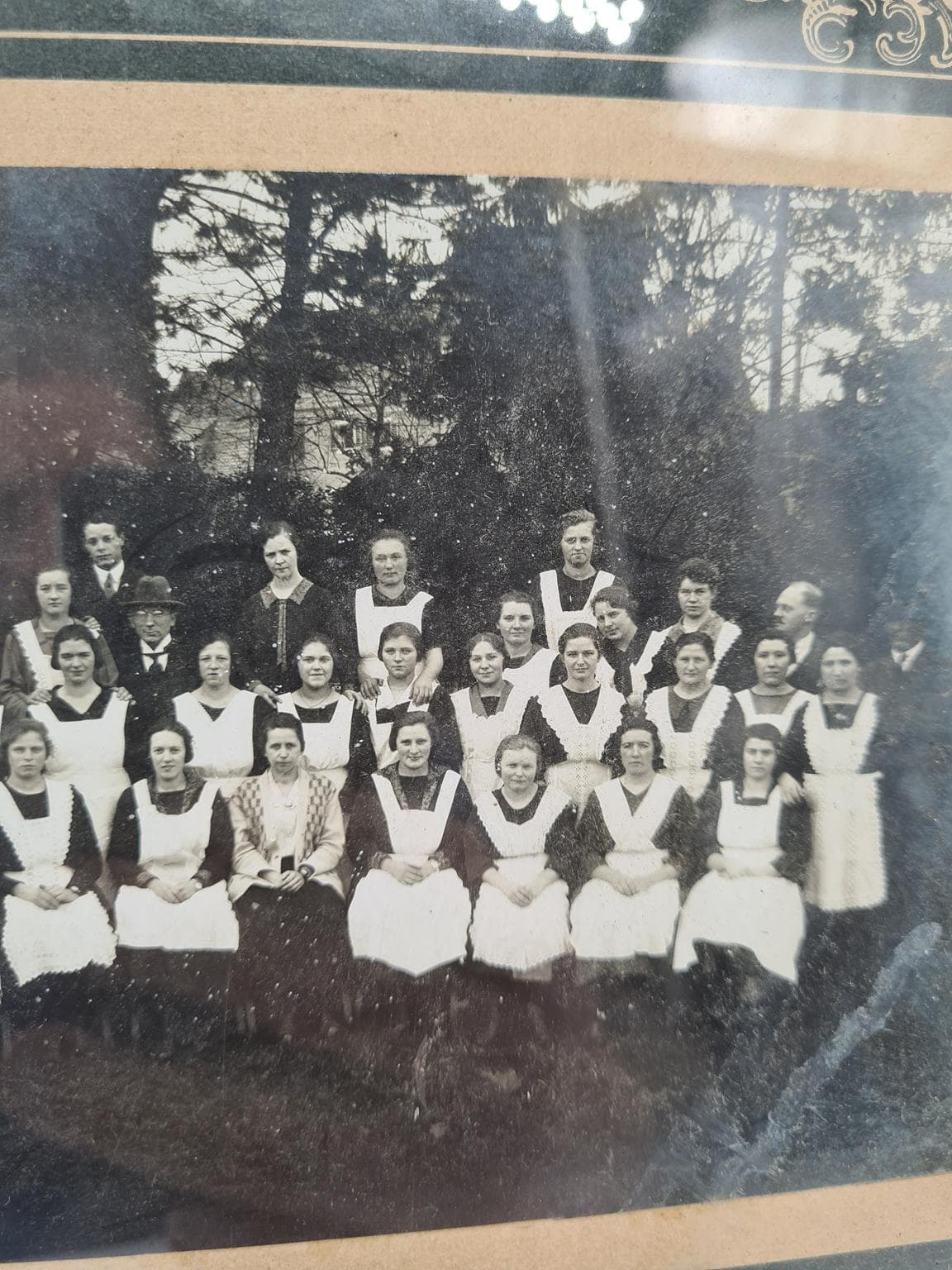 Zdjęcie grupowe, czarno-białe, drewno brąz, papier zielony, szkło, Niemcy, lata 20. - 208379