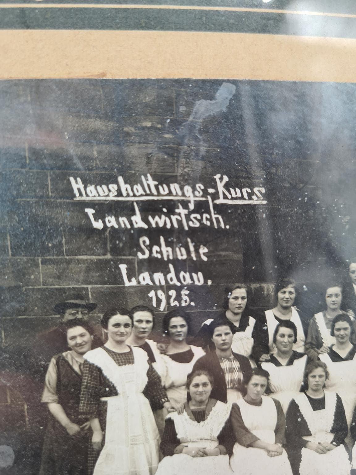 Zdjęcie grupowe, czarno-białe, drewno brąz, papier zielony, szkło, Niemcy, lata 20. - 208377