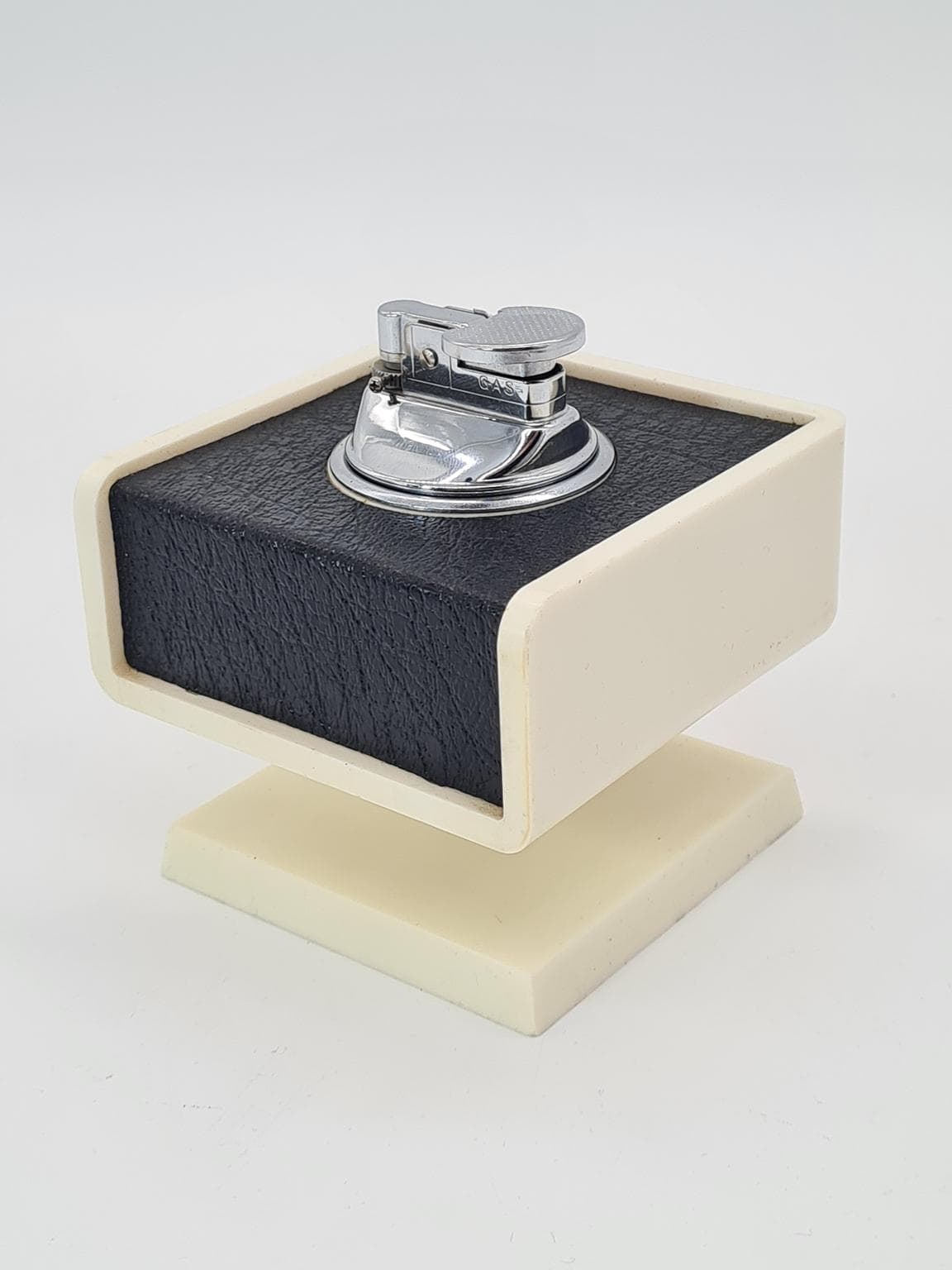 Zapalniczka stołowa w stylu modernistycznym z połowy XX wieku, lata 60. i 70. XX wieku - 208533
