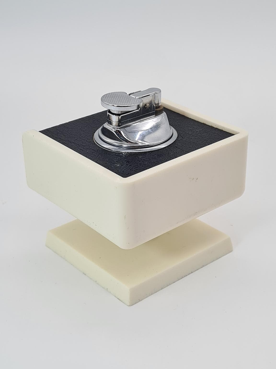 Zapalniczka stołowa w stylu modernistycznym z połowy XX wieku, lata 60. i 70. XX wieku - 208536