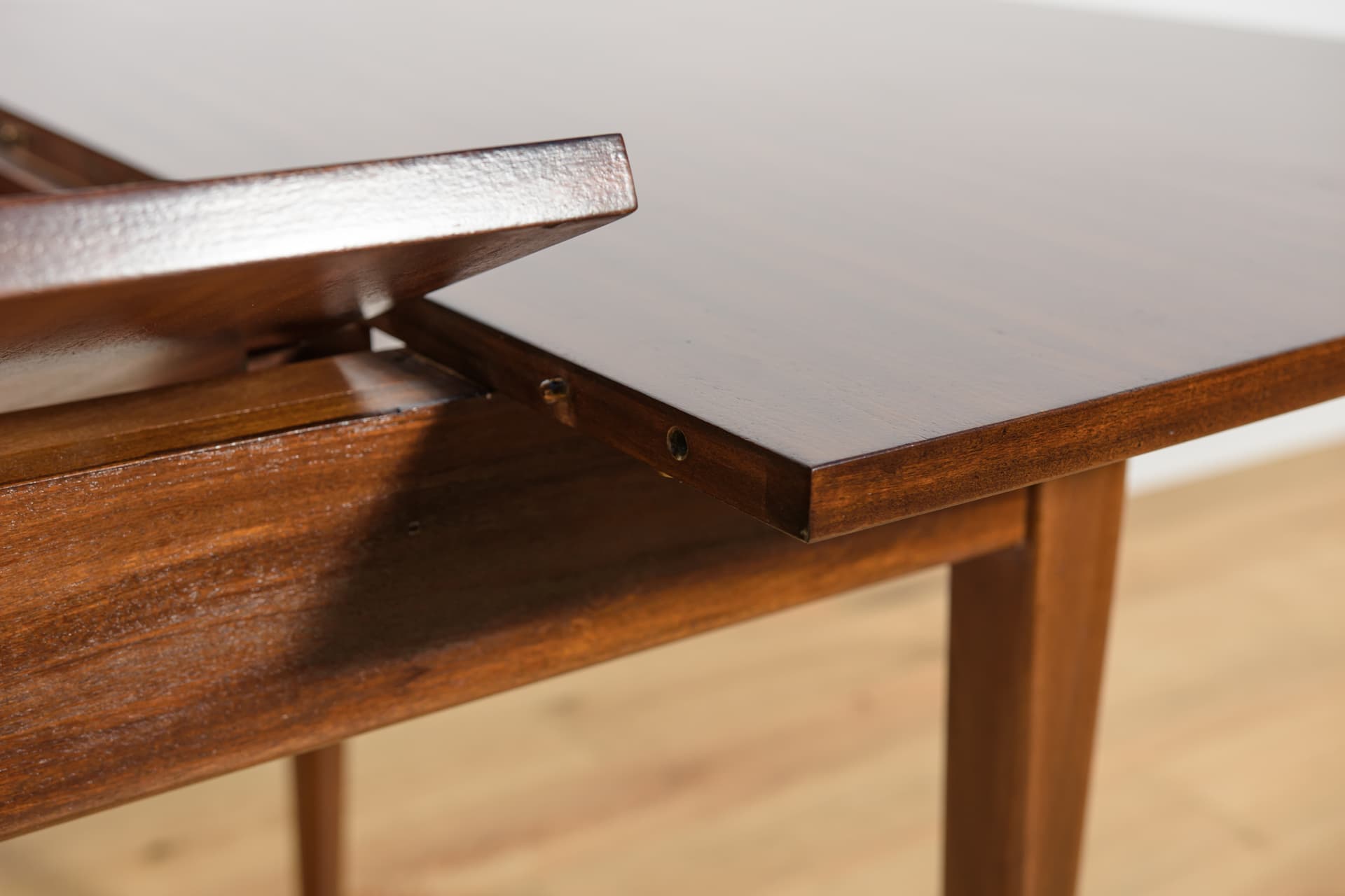 Extendable table, dark mahogany brown, mahogany, United Kingdom, 1960s. - 210161