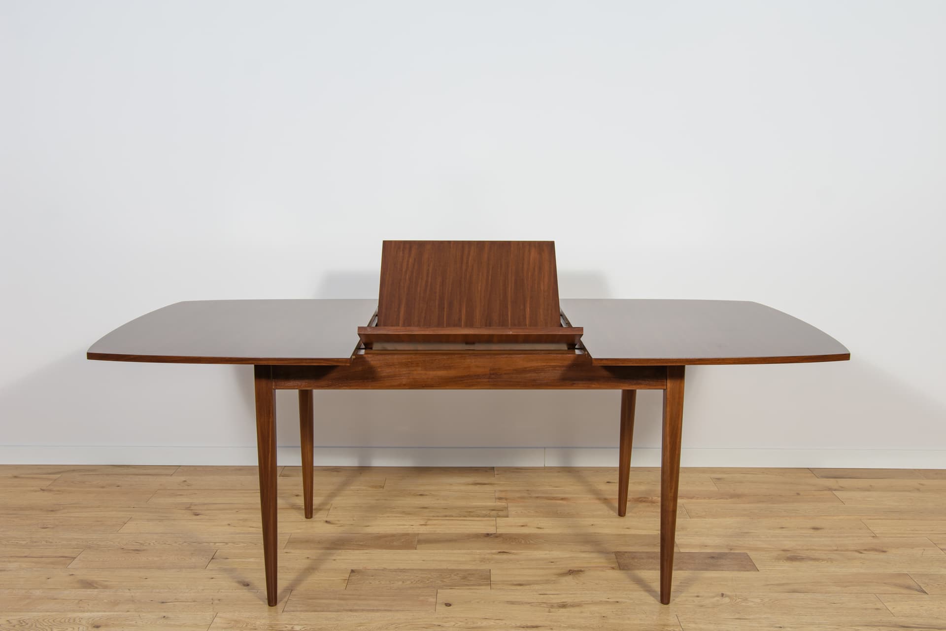 Extendable table, dark mahogany brown, mahogany, United Kingdom, 1960s. - 210151