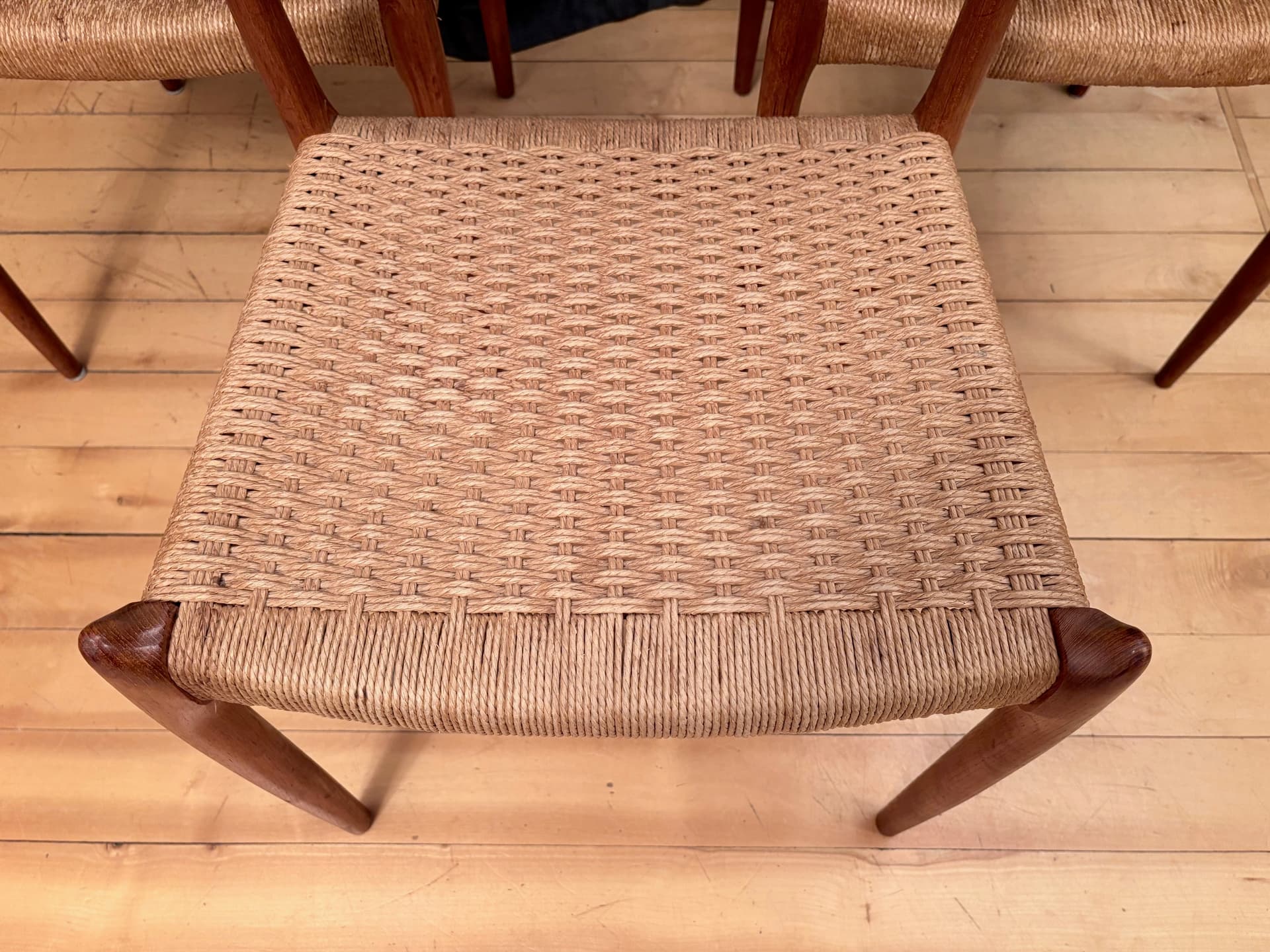 Zestaw trzech krzeseł model 78, drewno teakowe jasnobrązowe, proj. N. O. Møller, J.L. Møllers Møbelfabrik, Dania, lata 60. - 210809