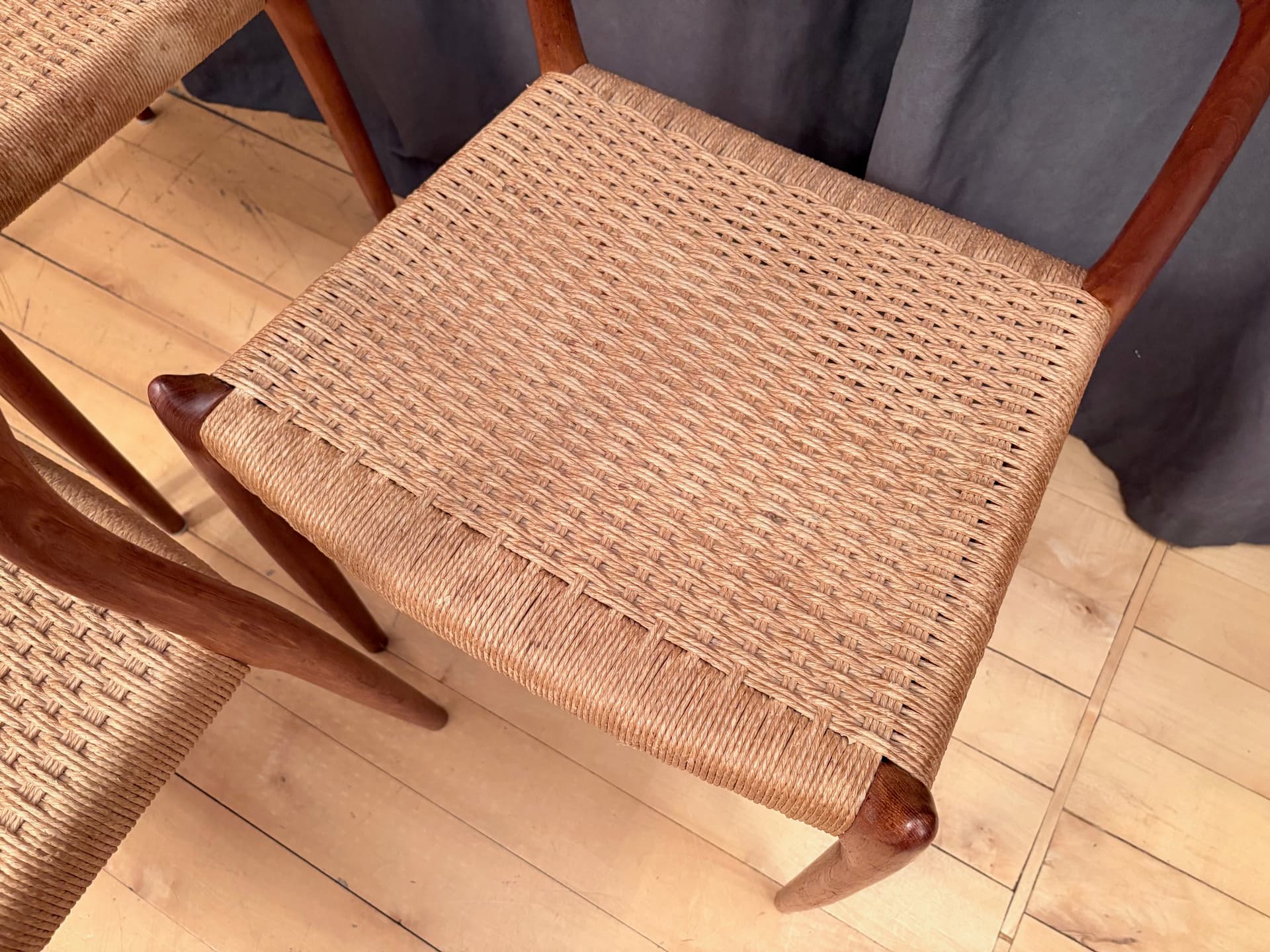 Zestaw trzech krzeseł model 78, drewno teakowe jasnobrązowe, proj. N. O. Møller, J.L. Møllers Møbelfabrik, Dania, lata 60. - 210816