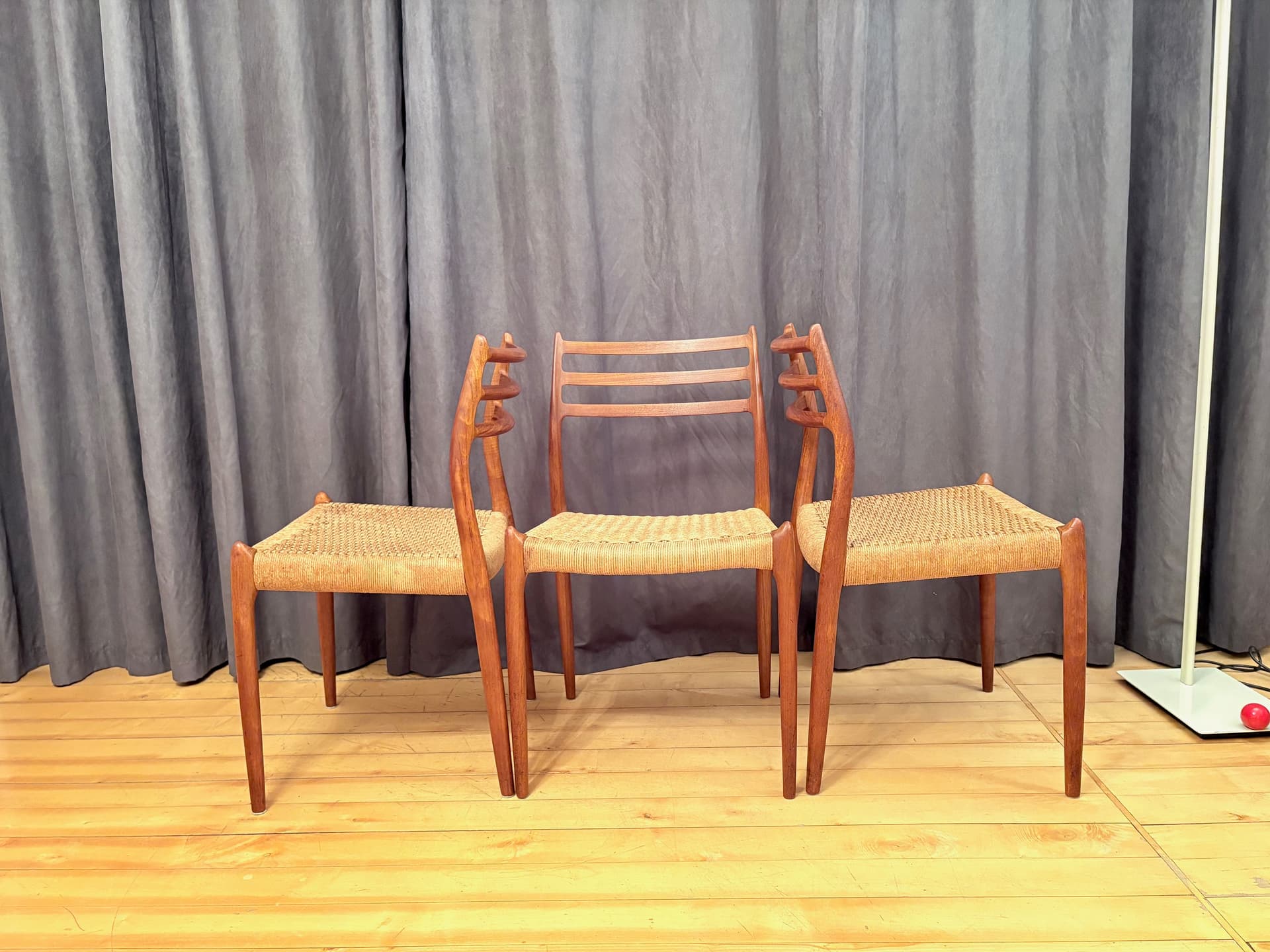 Zestaw trzech krzeseł model 78, drewno teakowe jasnobrązowe, proj. N. O. Møller, J.L. Møllers Møbelfabrik, Dania, lata 60. - 210807