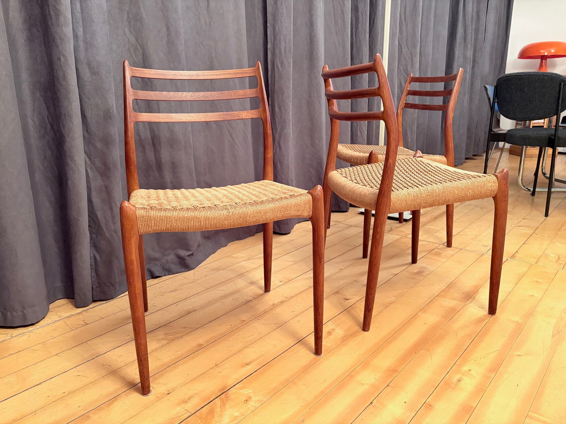 Zestaw trzech krzeseł model 78, drewno teakowe jasnobrązowe, proj. N. O. Møller, J.L. Møllers Møbelfabrik, Dania, lata 60. - 210813