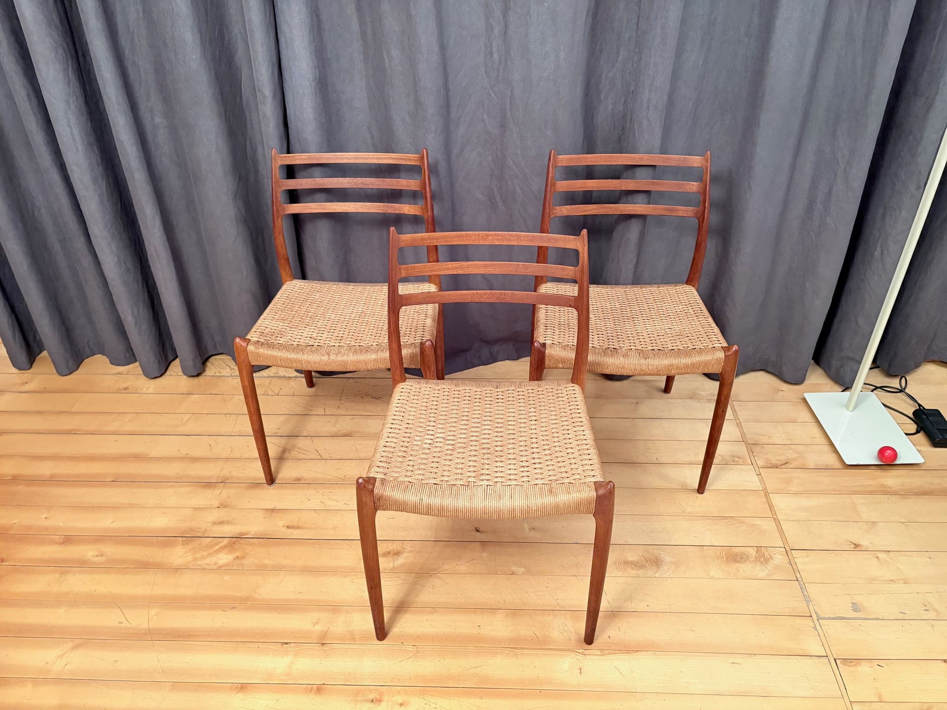 Zestaw trzech krzeseł model 78, drewno teakowe jasnobrązowe, proj. N. O. Møller, J.L. Møllers Møbelfabrik, Dania, lata 60. - 210805