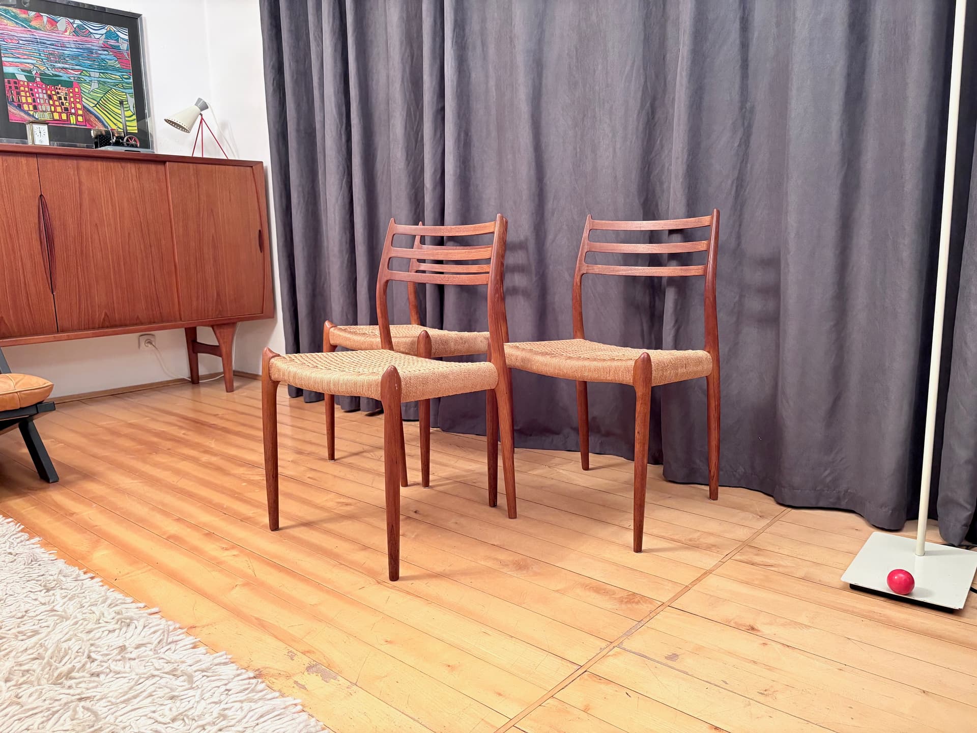 Zestaw trzech krzeseł model 78, drewno teakowe jasnobrązowe, proj. N. O. Møller, J.L. Møllers Møbelfabrik, Dania, lata 60. - 210806