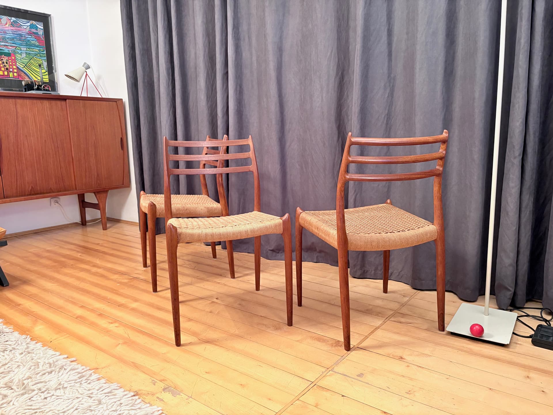 Zestaw trzech krzeseł model 78, drewno teakowe jasnobrązowe, proj. N. O. Møller, J.L. Møllers Møbelfabrik, Dania, lata 60. - 210812