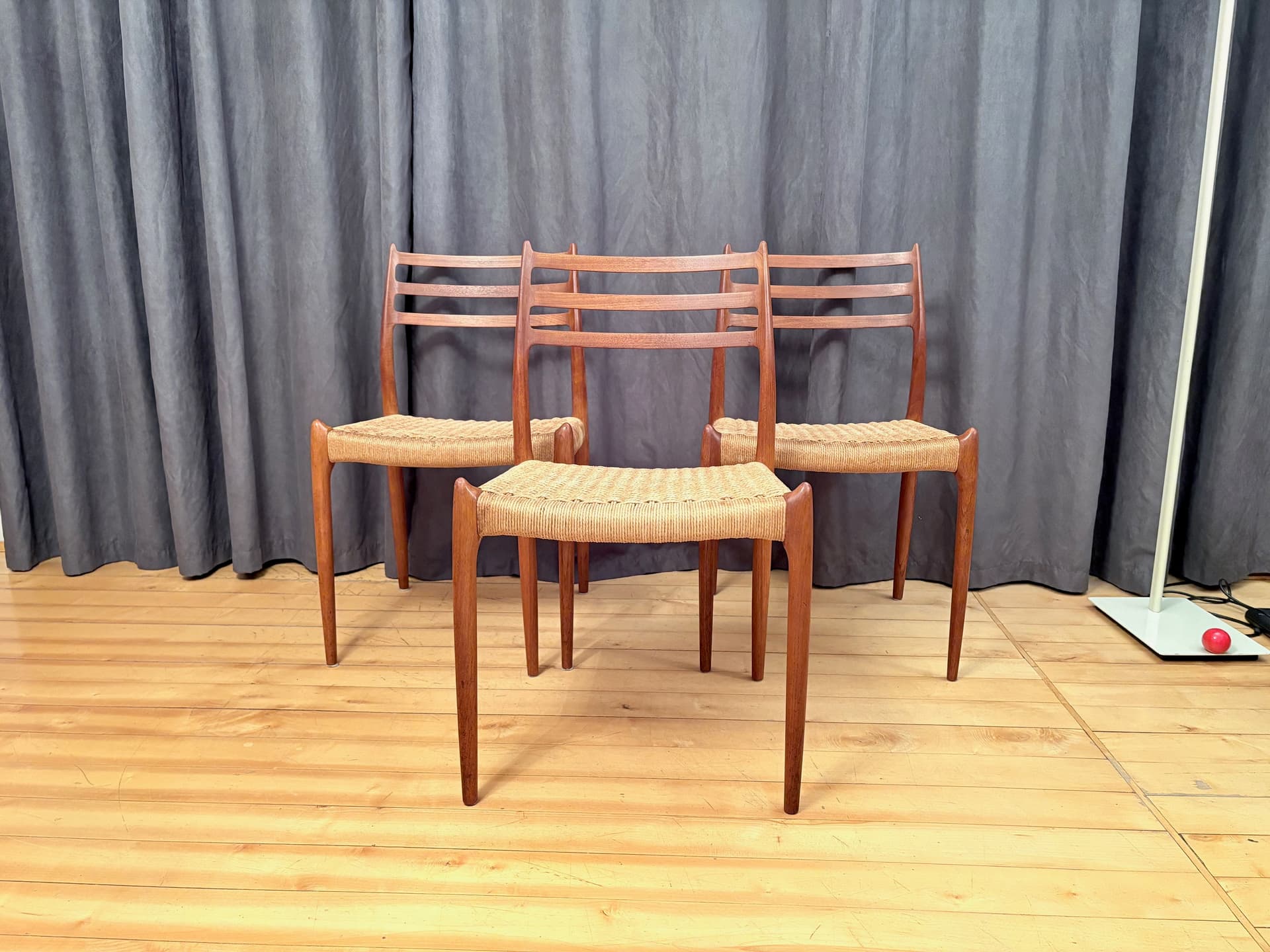 Zestaw trzech krzeseł model 78, drewno teakowe jasnobrązowe, proj. N. O. Møller, J.L. Møllers Møbelfabrik, Dania, lata 60. - 210803