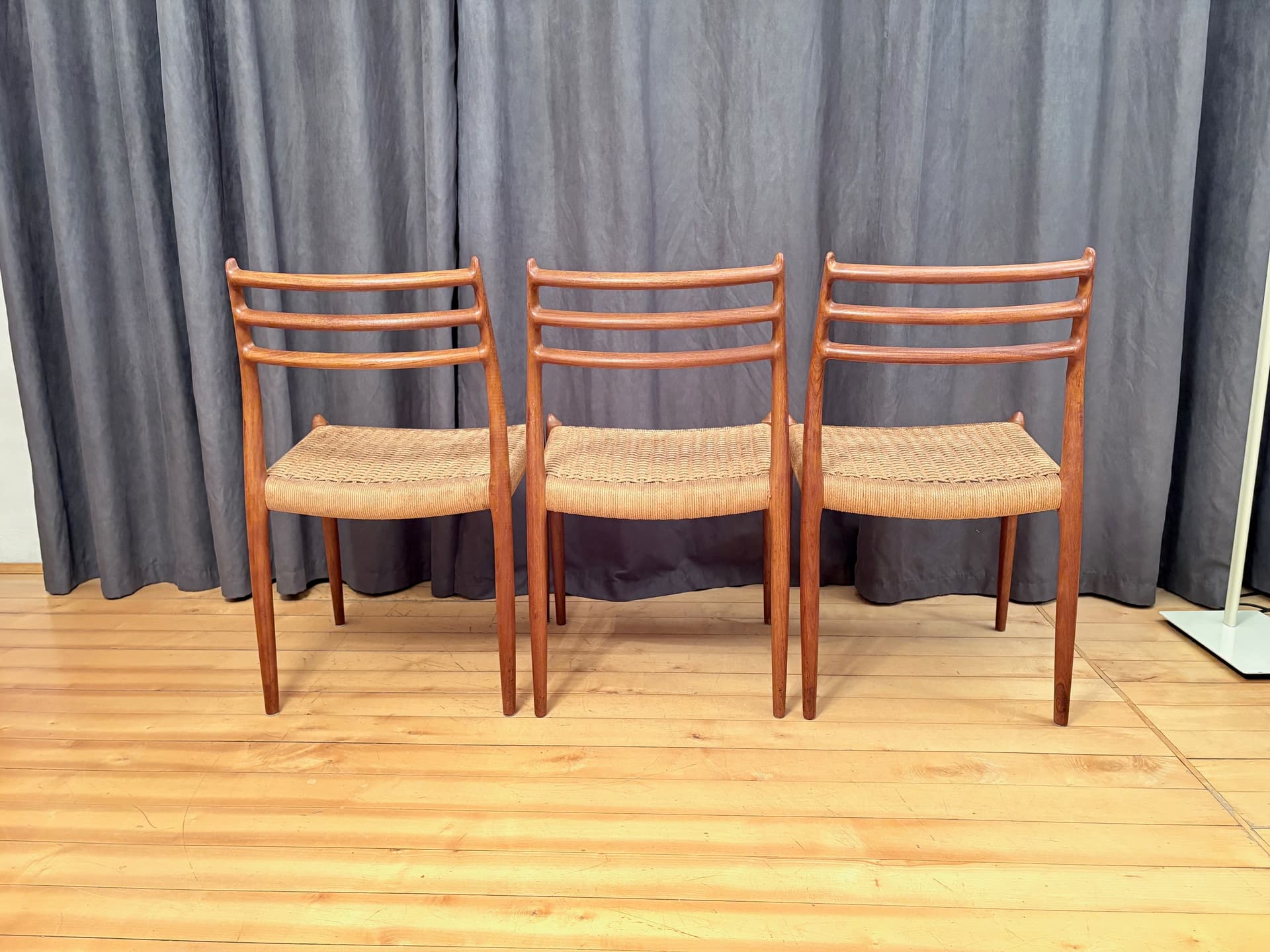 Zestaw trzech krzeseł model 78, drewno teakowe jasnobrązowe, proj. N. O. Møller, J.L. Møllers Møbelfabrik, Dania, lata 60. - 210808