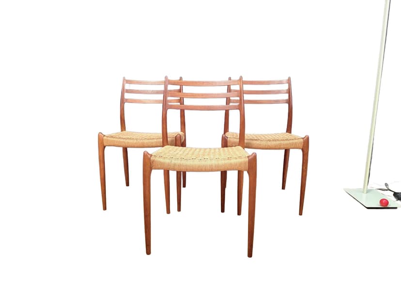 Zestaw trzech krzeseł model 78, drewno teakowe jasnobrązowe, proj. N. O. Møller, J.L. Møllers Møbelfabrik, Dania, lata 60.